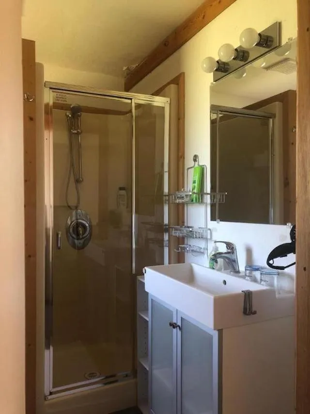 Bathroom in Cariboo Log Guest House