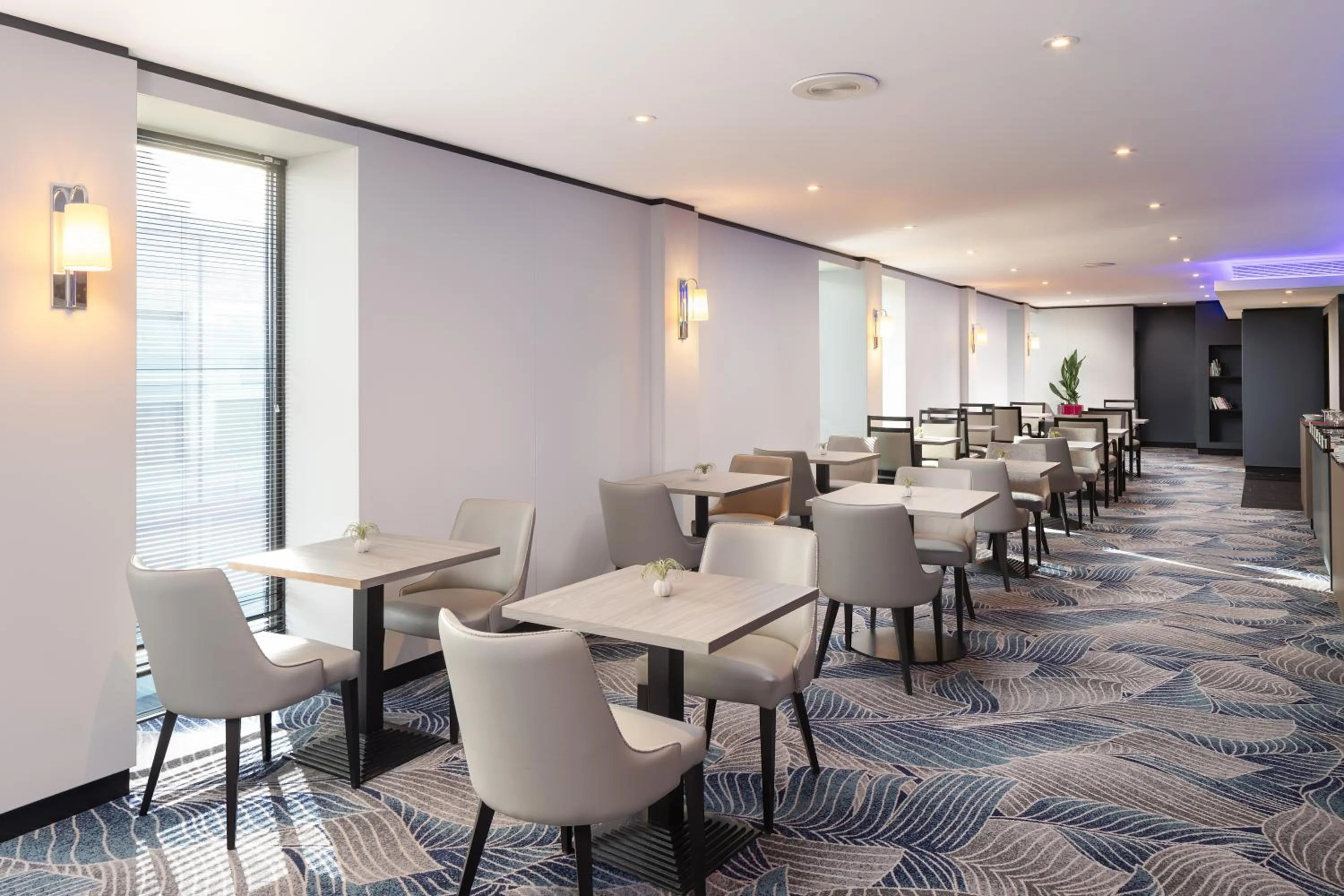 Lounge or bar in Hilton London Gatwick Airport