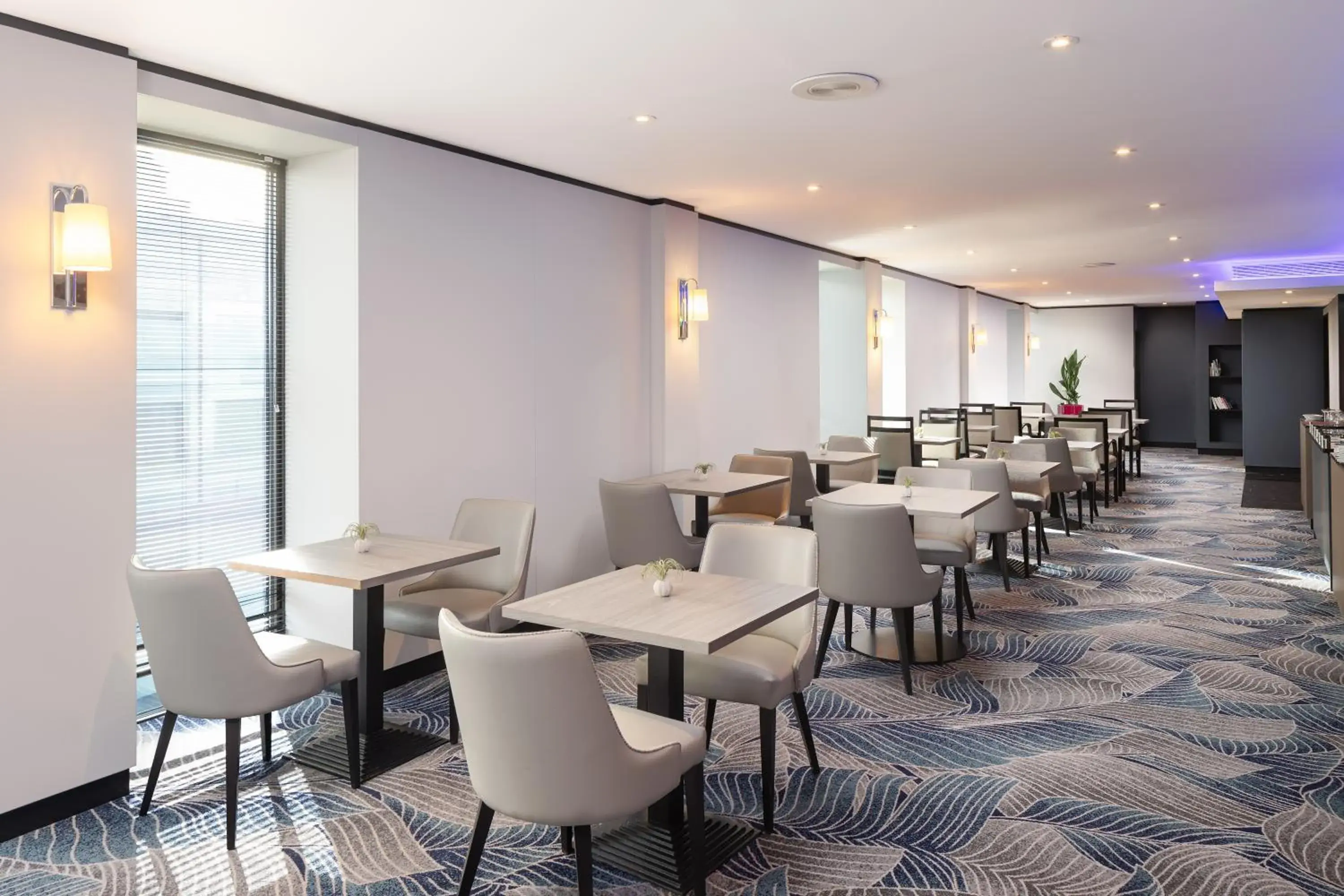Lounge or bar in Hilton London Gatwick Airport Lounge or bar in Hilton London Gatwick Airport