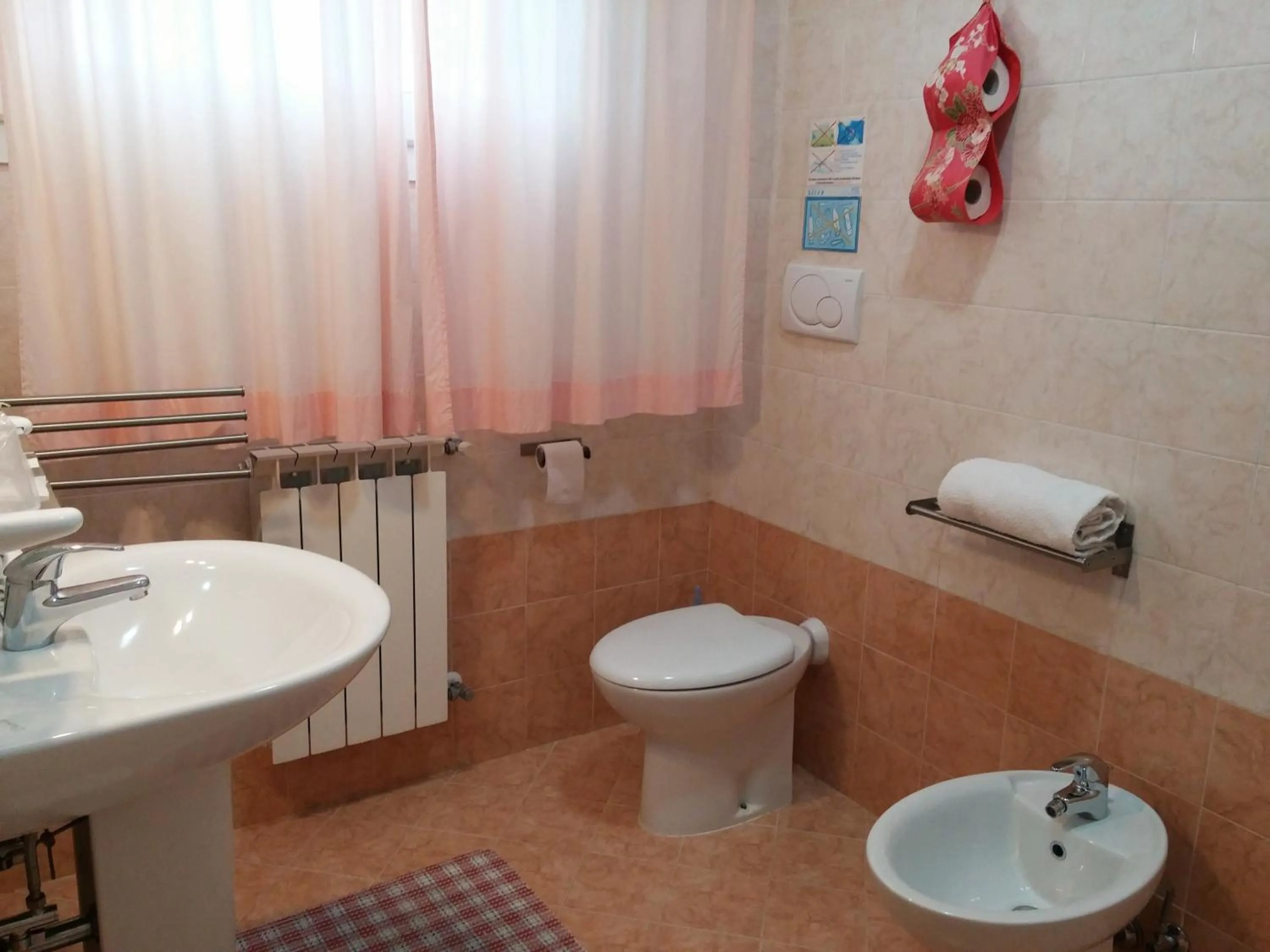 Bathroom in Venice Airport Room