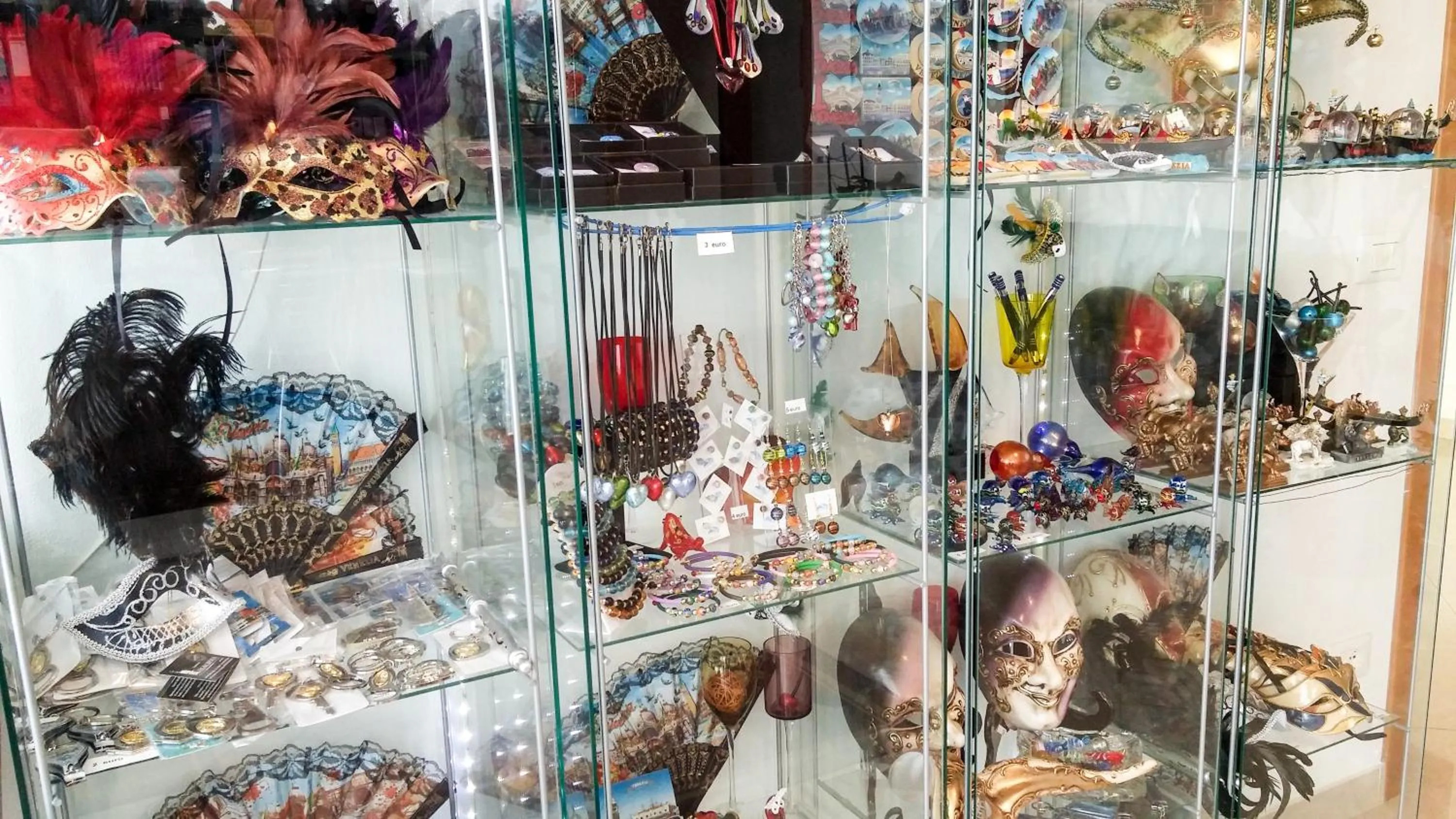 On-site shops in Venice Airport Room