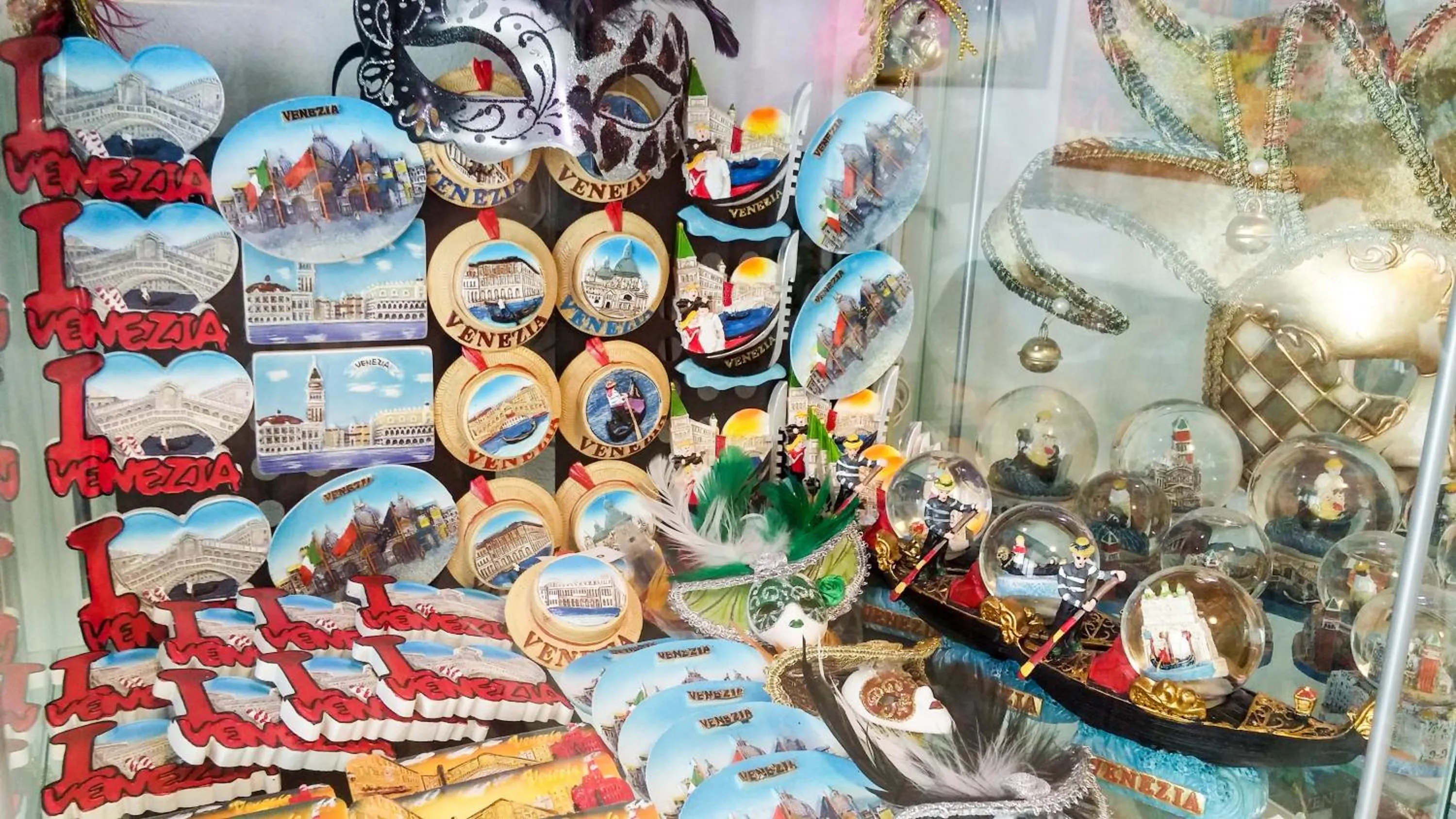 On-site shops in Venice Airport Room