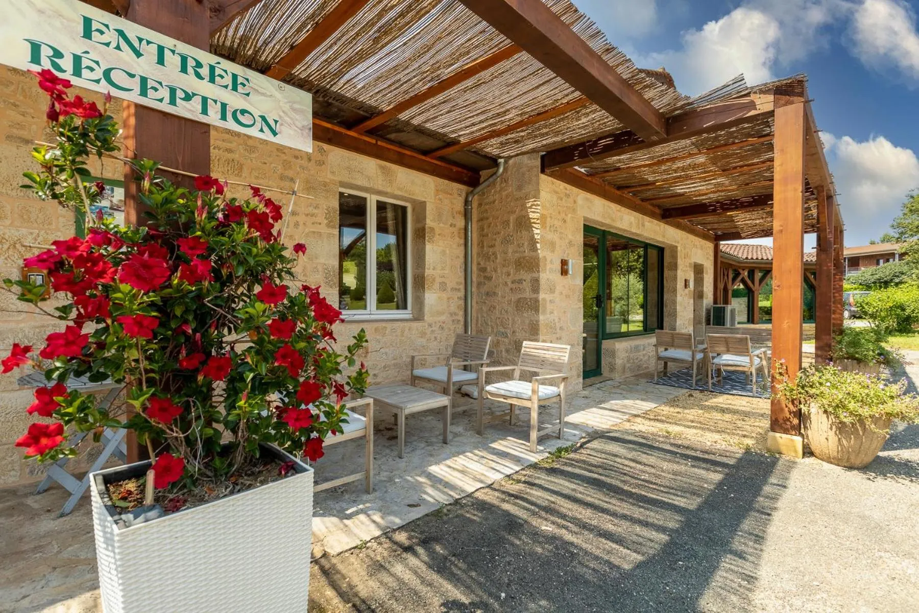 Facade/entrance in L'Oustal de Vézac