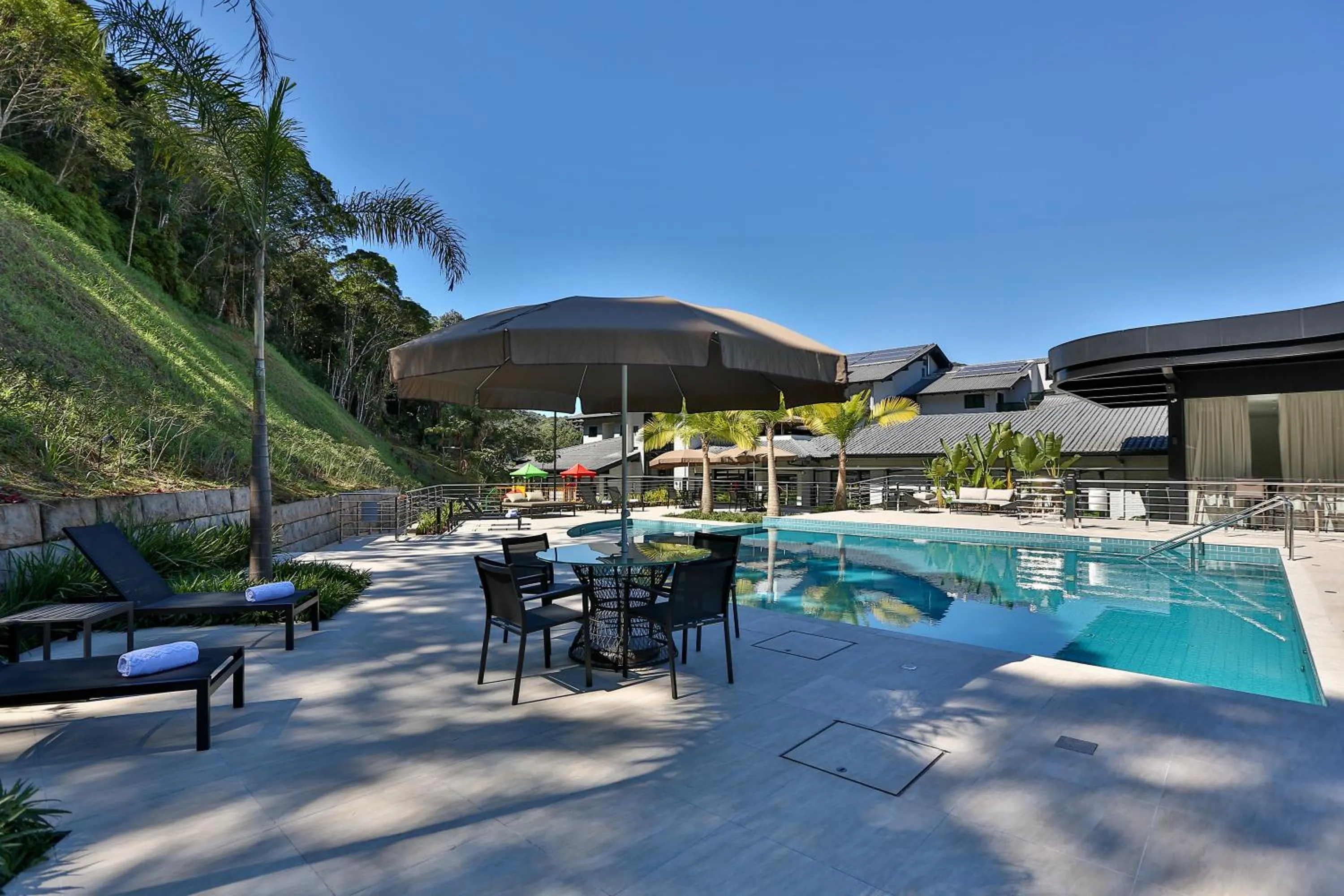 Swimming pool in Quality Hotel Blumenau