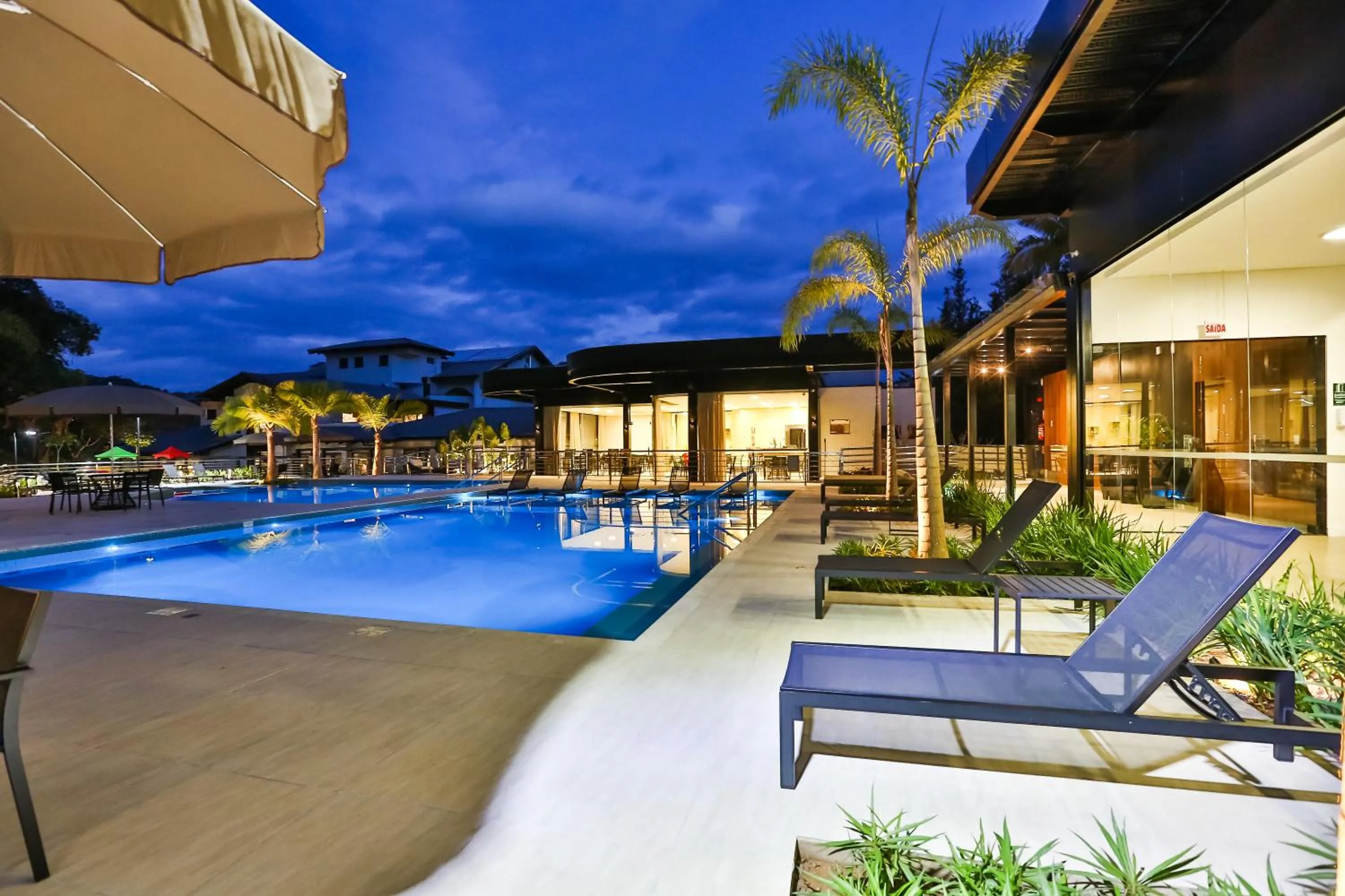 Swimming pool in Quality Hotel Blumenau