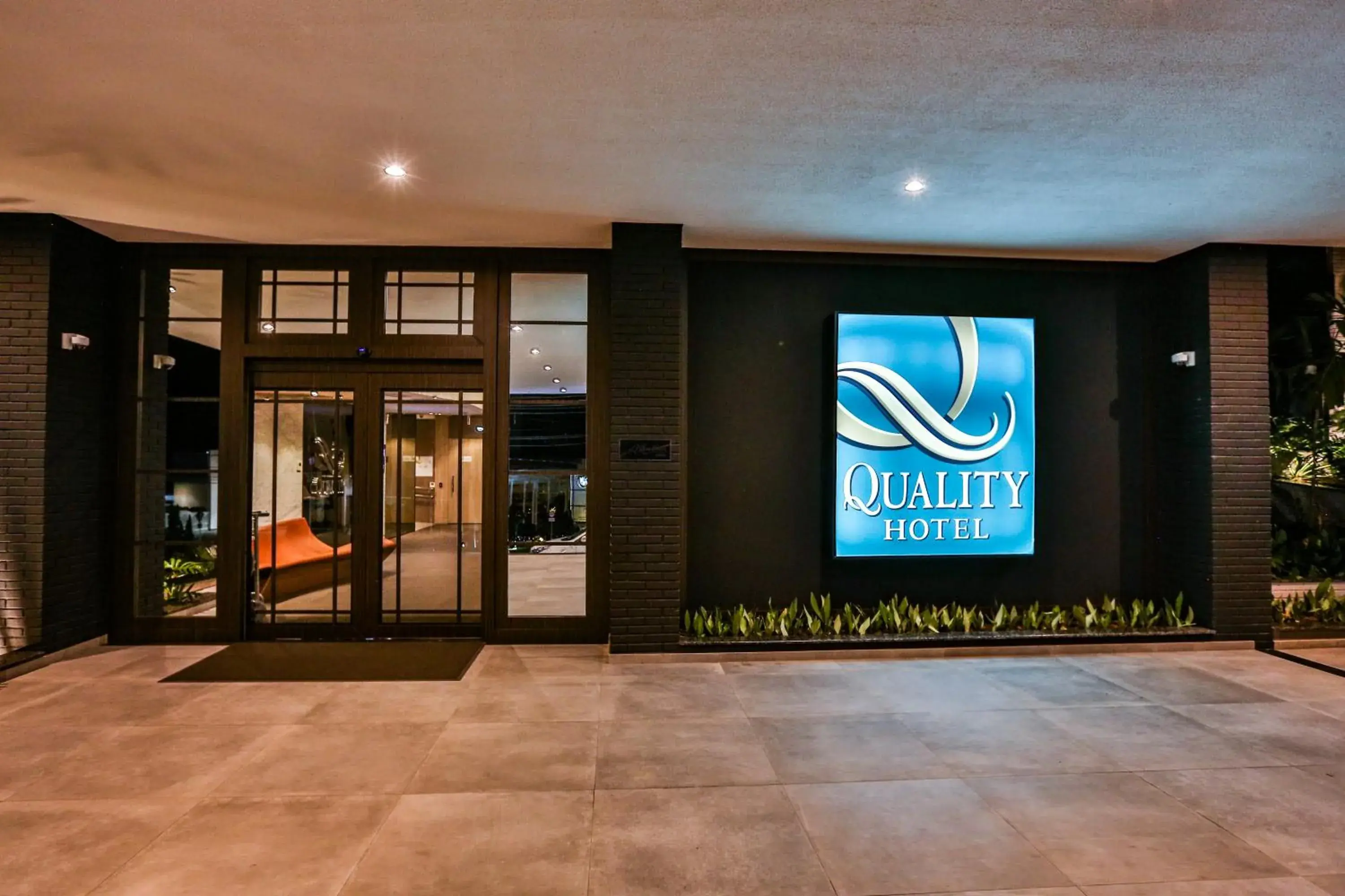 Facade/entrance in Quality Hotel Blumenau Facade/entrance in Quality Hotel Blumenau