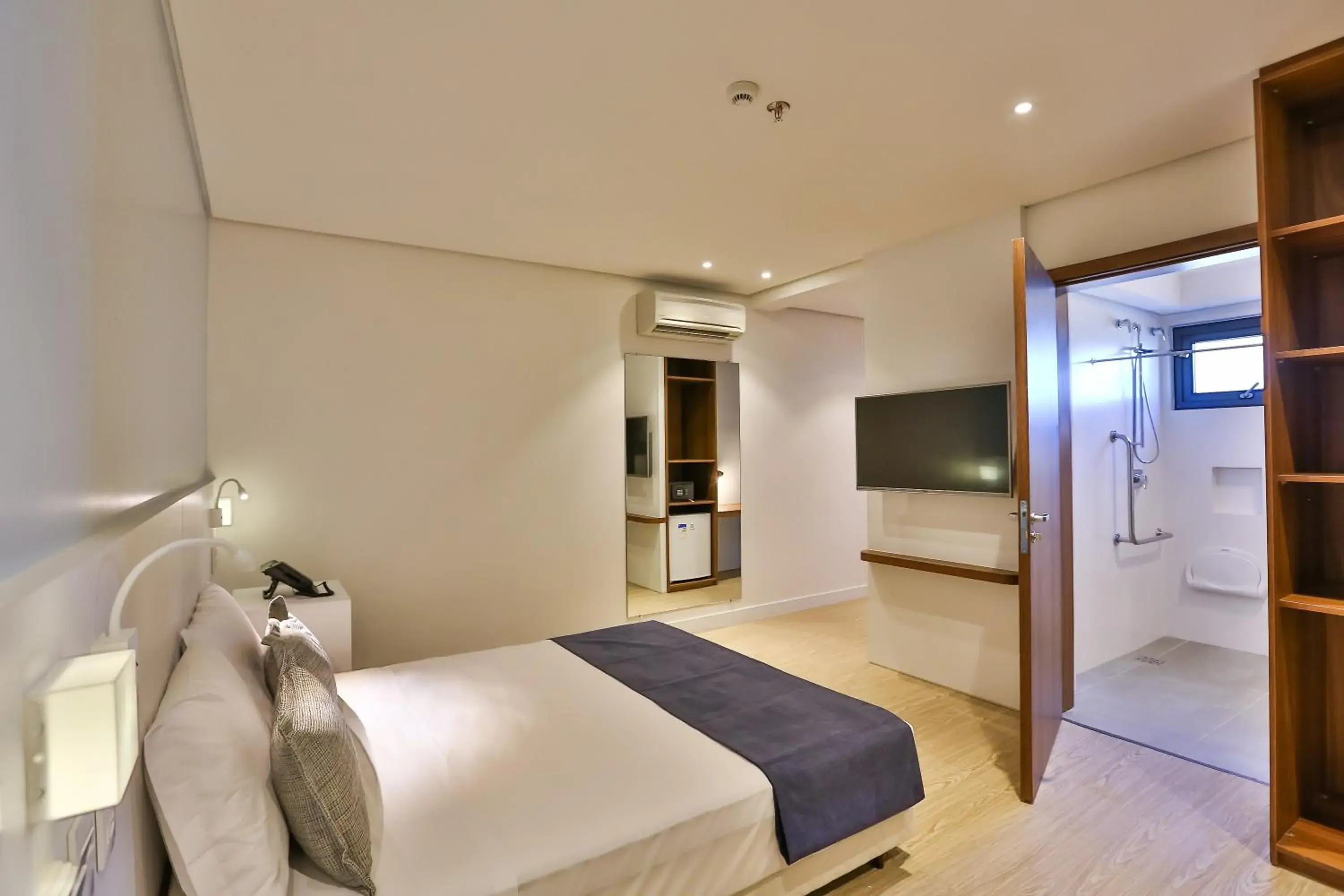 Queen Room - Disability Access in Quality Hotel Blumenau Queen Room - Disability Access in Quality Hotel Blumenau