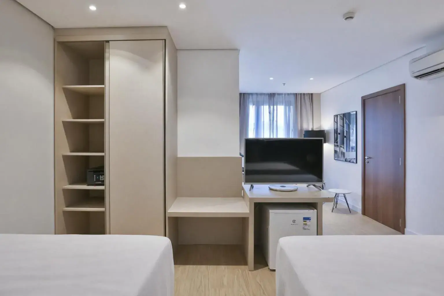 TV and multimedia, Bed in Quality Hotel Blumenau TV and multimedia, Bed in Quality Hotel Blumenau