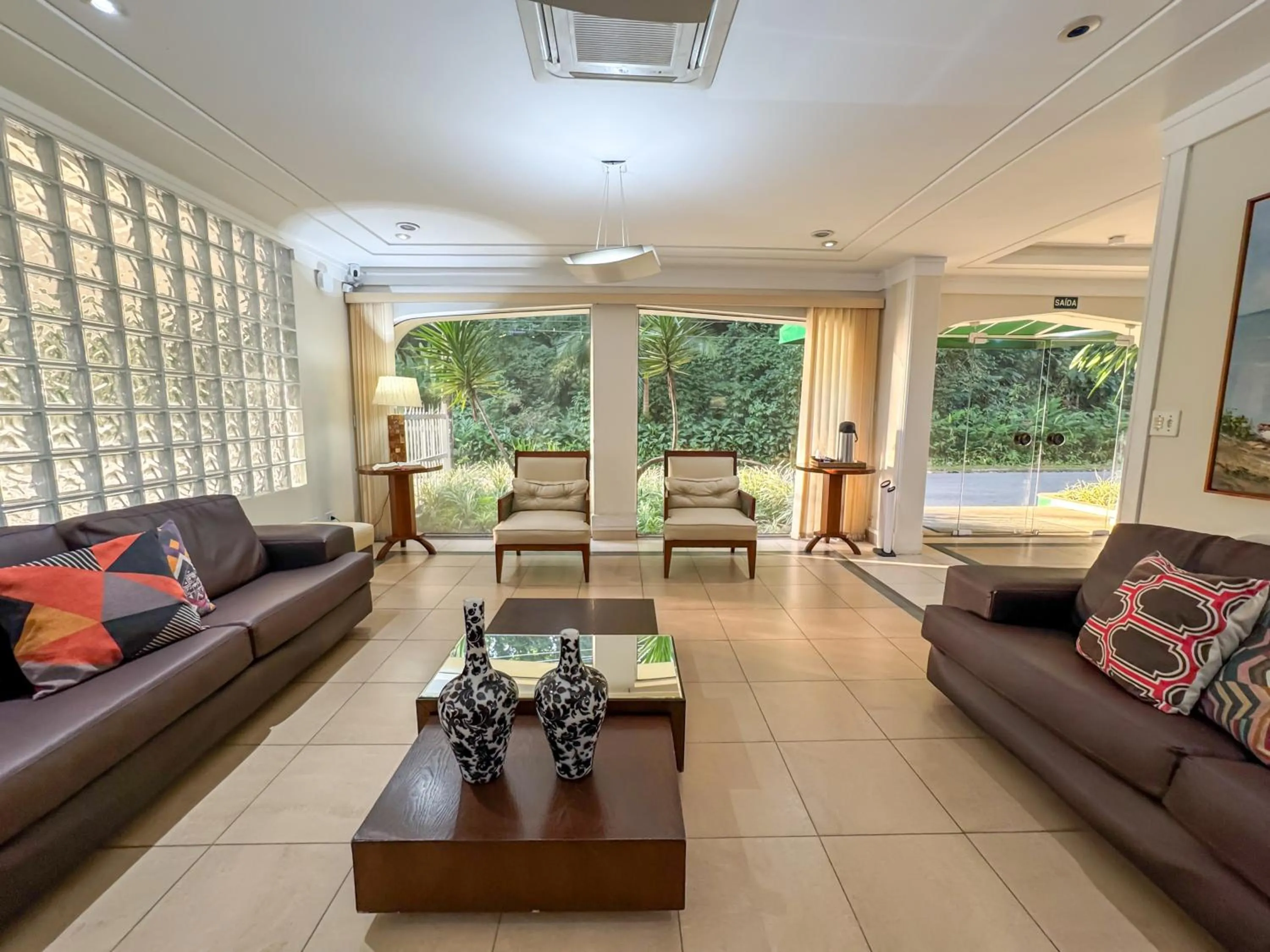 Seating area in Hotel Nacional Inn Guarujá