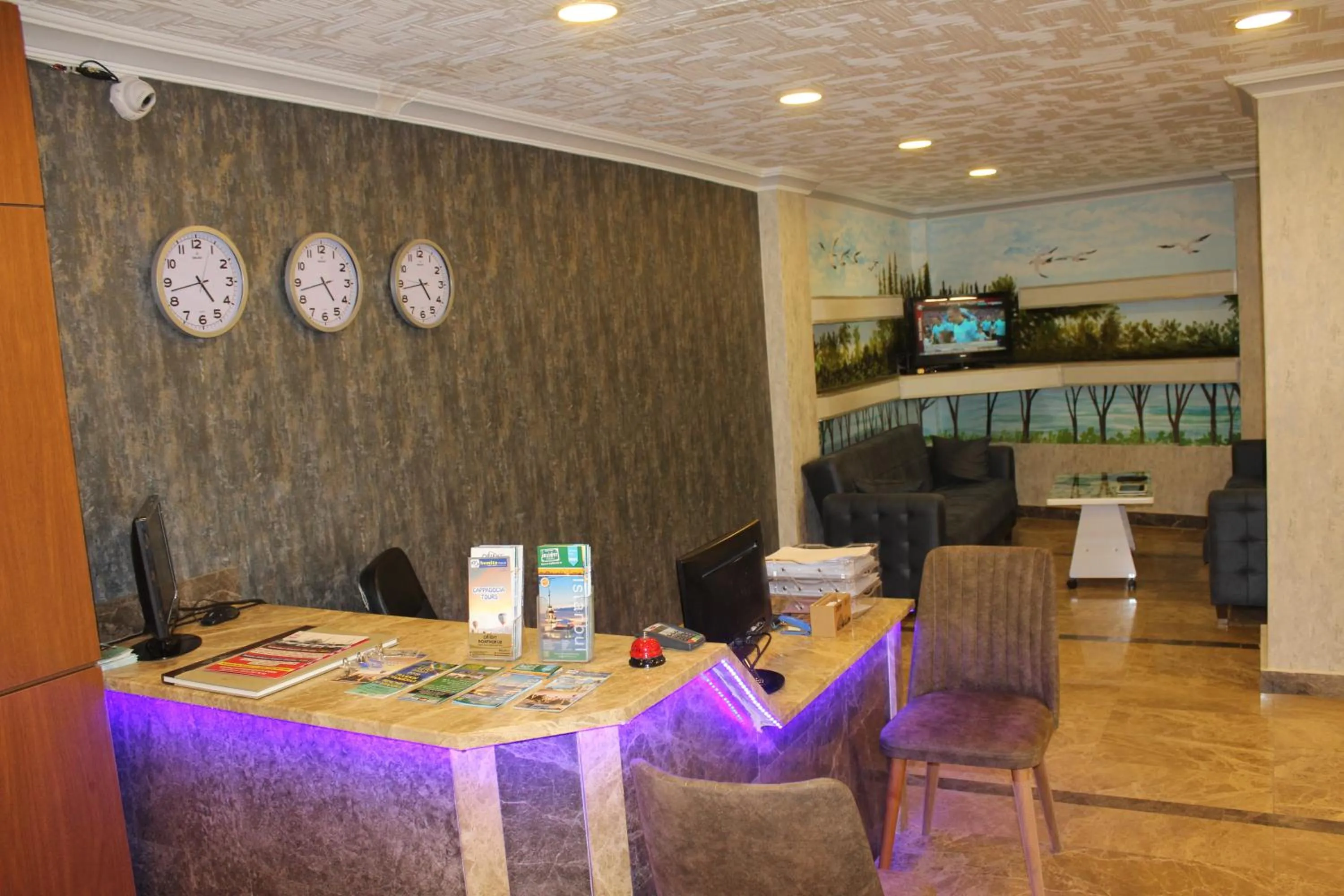 Communal lounge/ TV room in Omega Inn