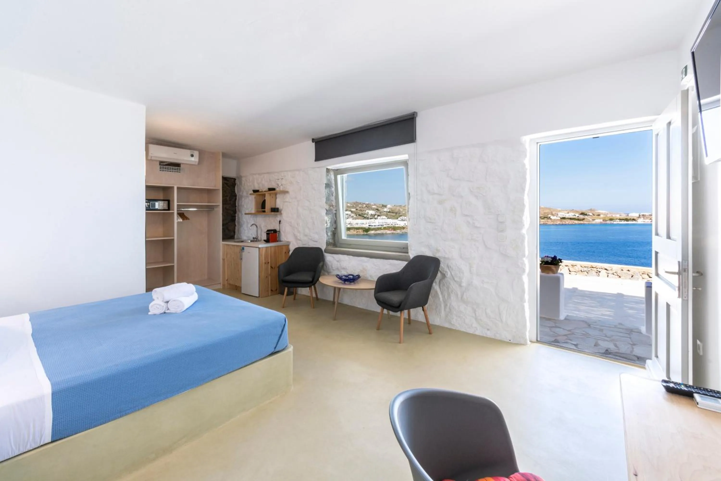 Photo of the whole room, Bed in Mykonos Azure