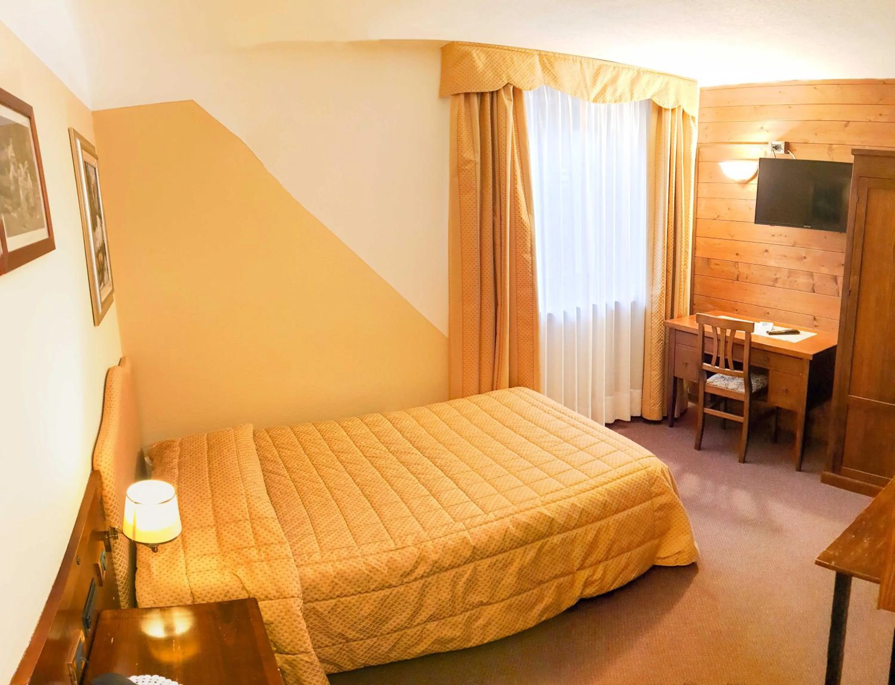 Bed in Hotel Des Alpes