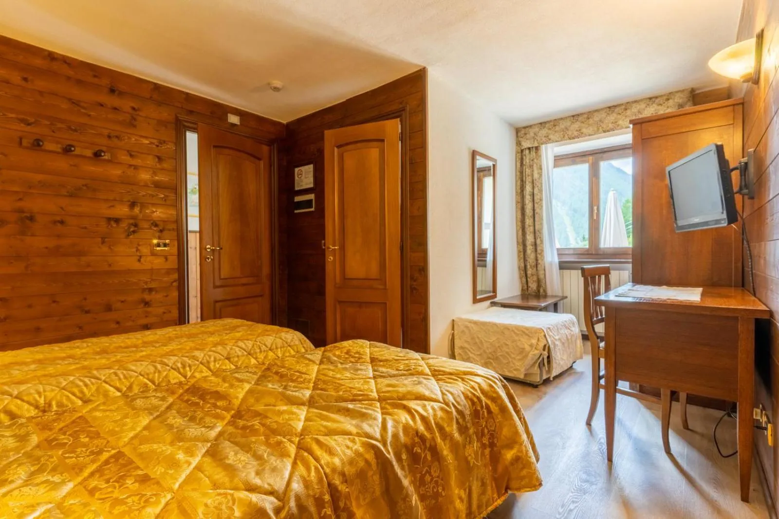 Bed in Hotel Des Alpes