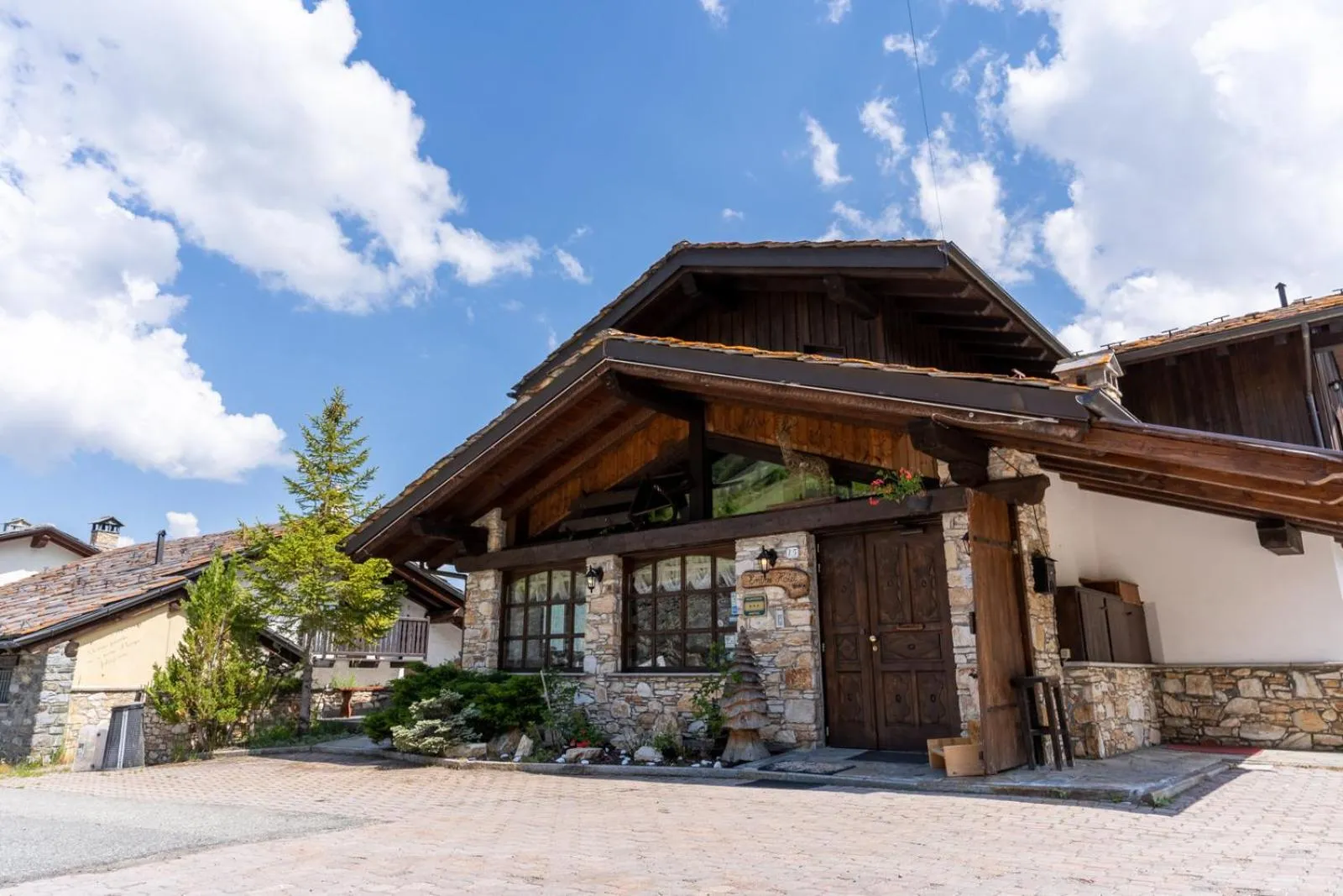 Property building in Hotel Des Alpes