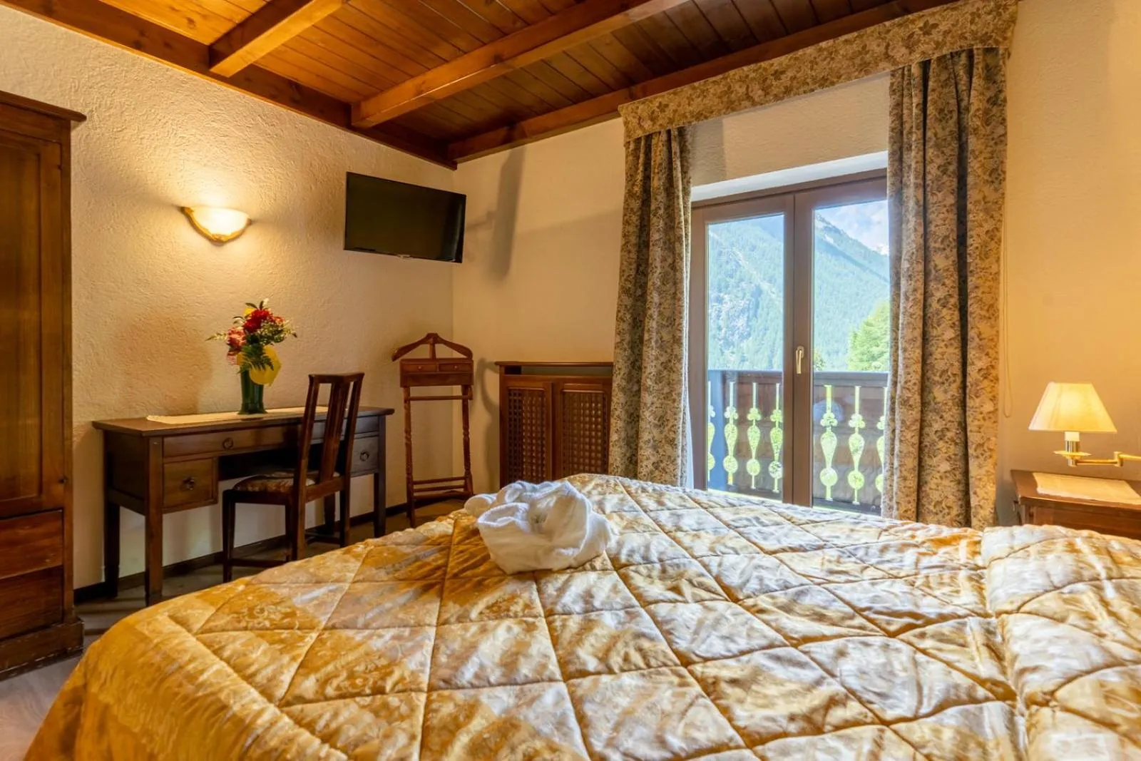 Bed in Hotel Des Alpes