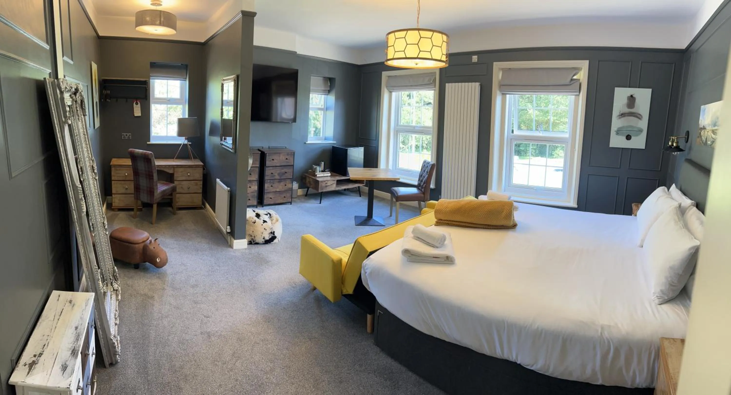 Photo of the whole room, Bed in The Plough Inn