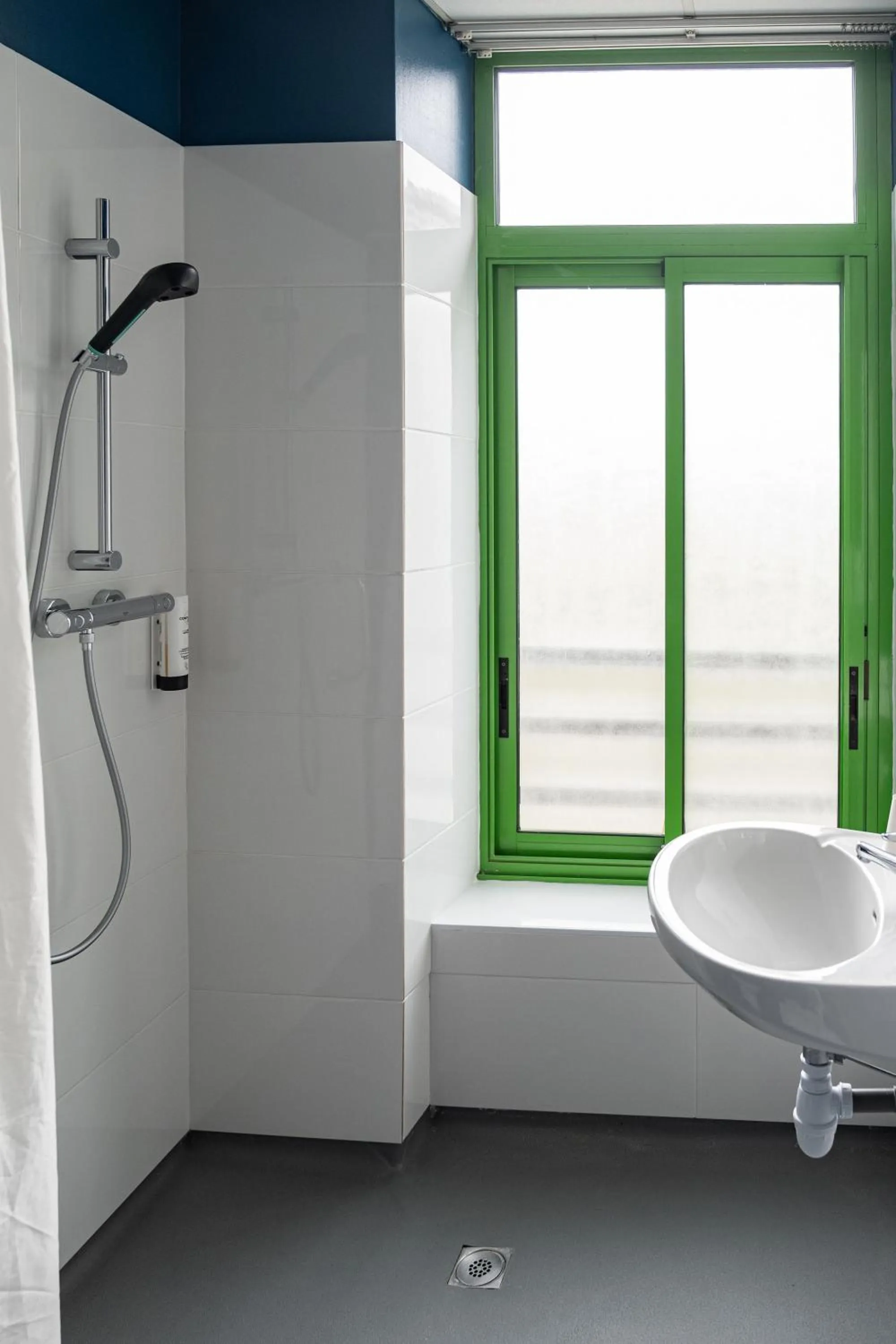 Bathroom in Contact Hôtel du Champ de Mars de Saint-Brieuc