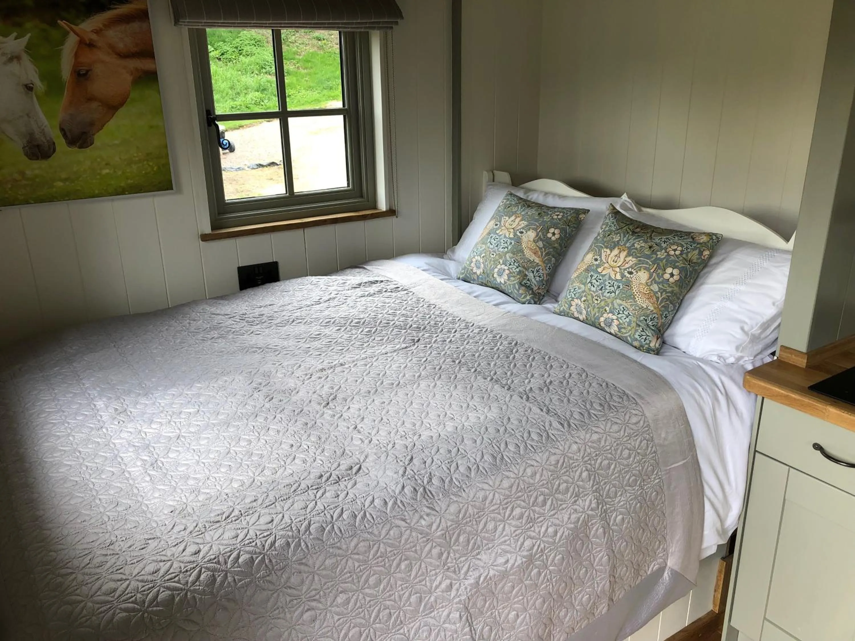 Bed in Luxury Shepherds Hut