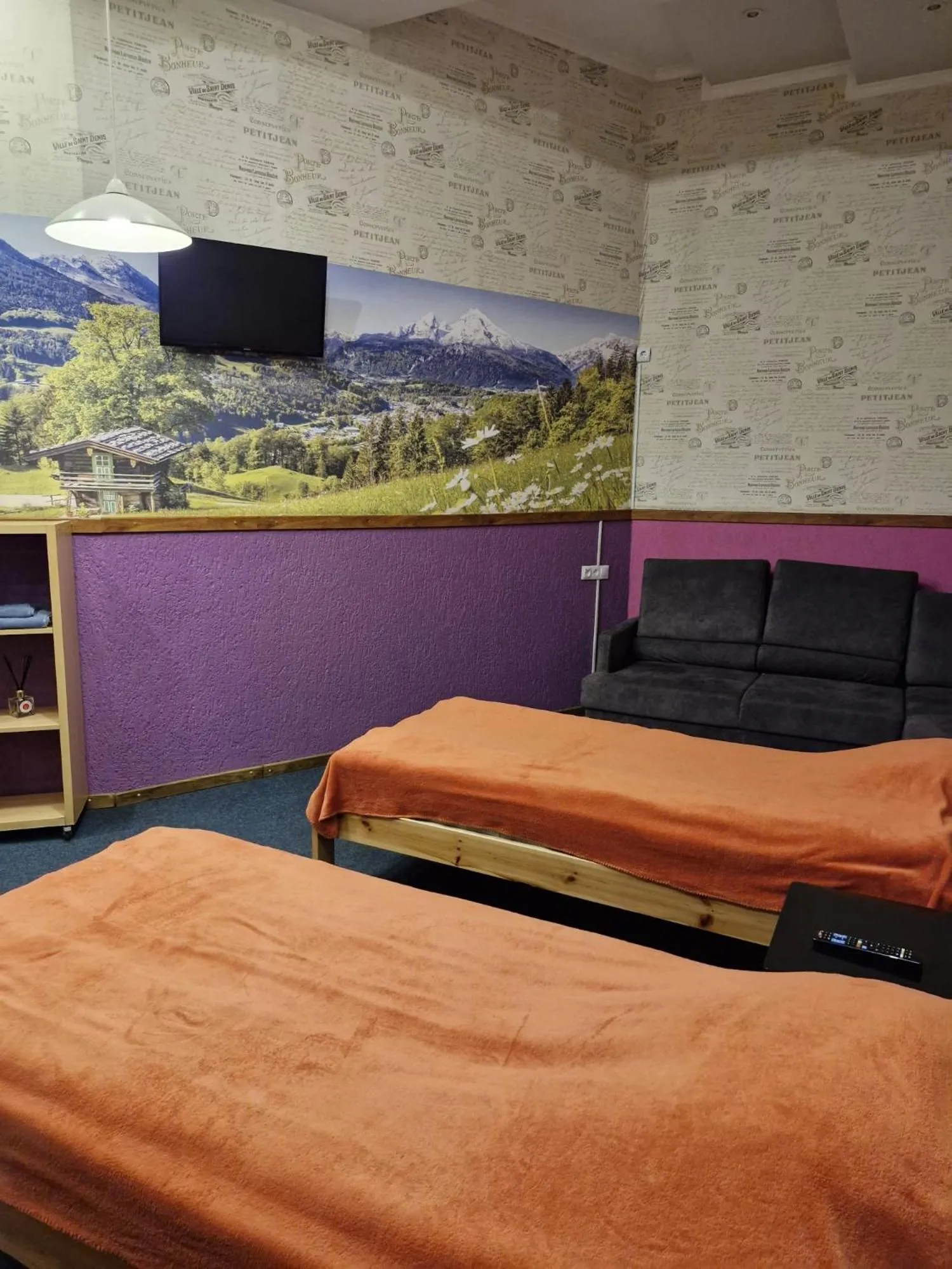 Communal lounge/ TV room, Bed in Hotel Erfolg