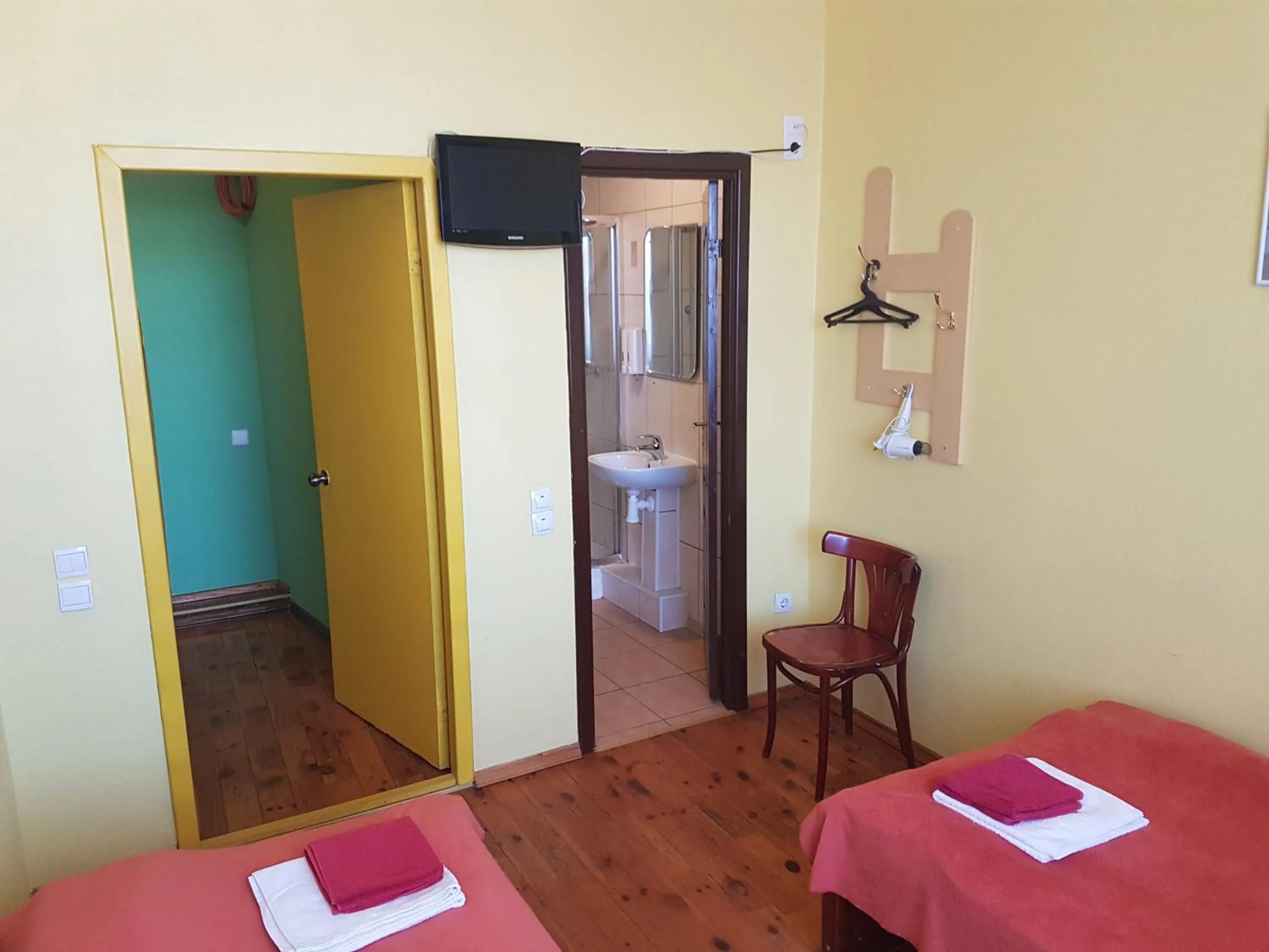 Shower, Bed in Hotel Erfolg