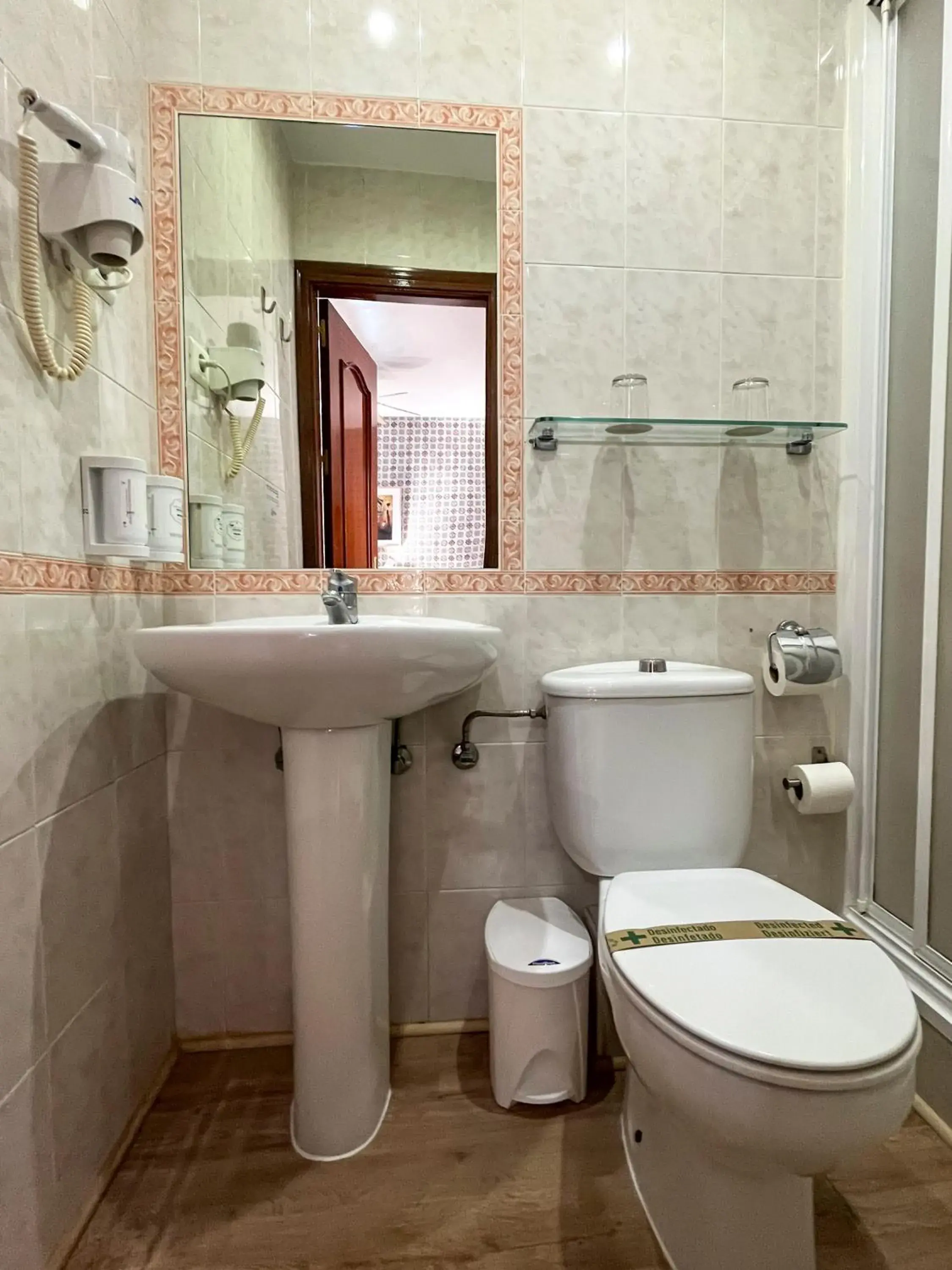 Economy Double Room in Beatriz Charming Hostal Economy Double Room in Beatriz Charming Hostal