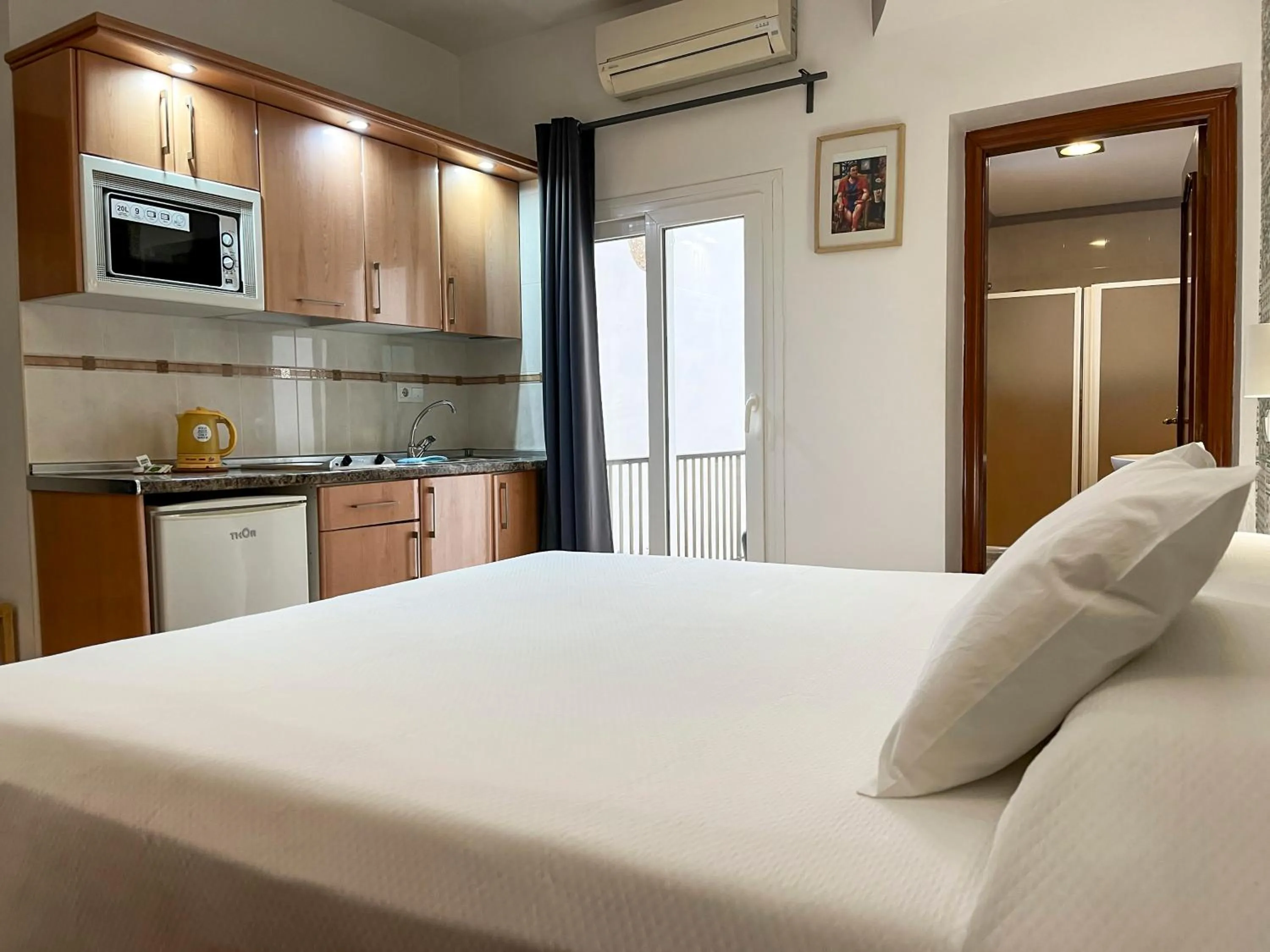 Inner courtyard view, Bed in Beatriz Charming Hostal