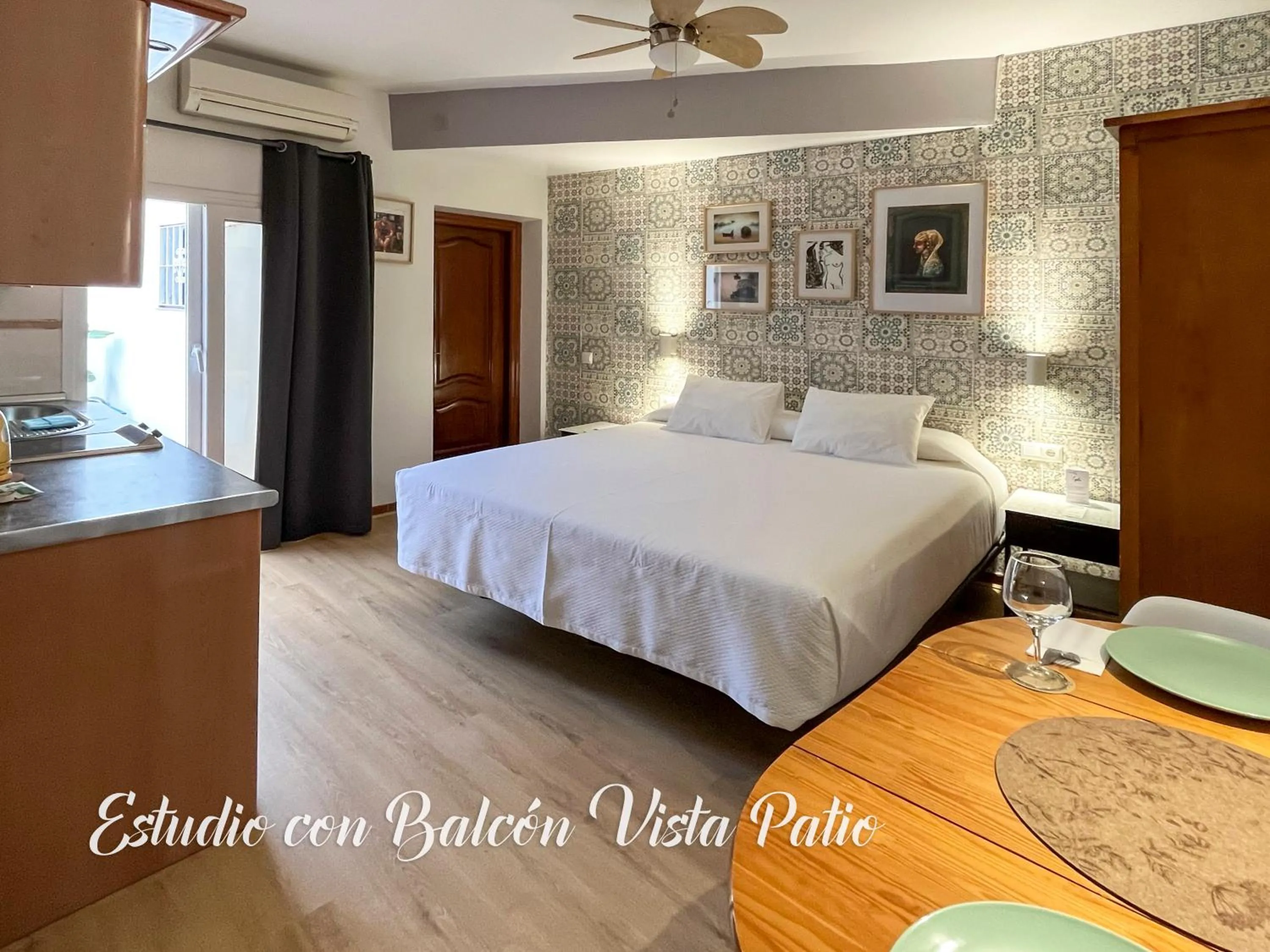 Inner courtyard view, Bed in Beatriz Charming Hostal