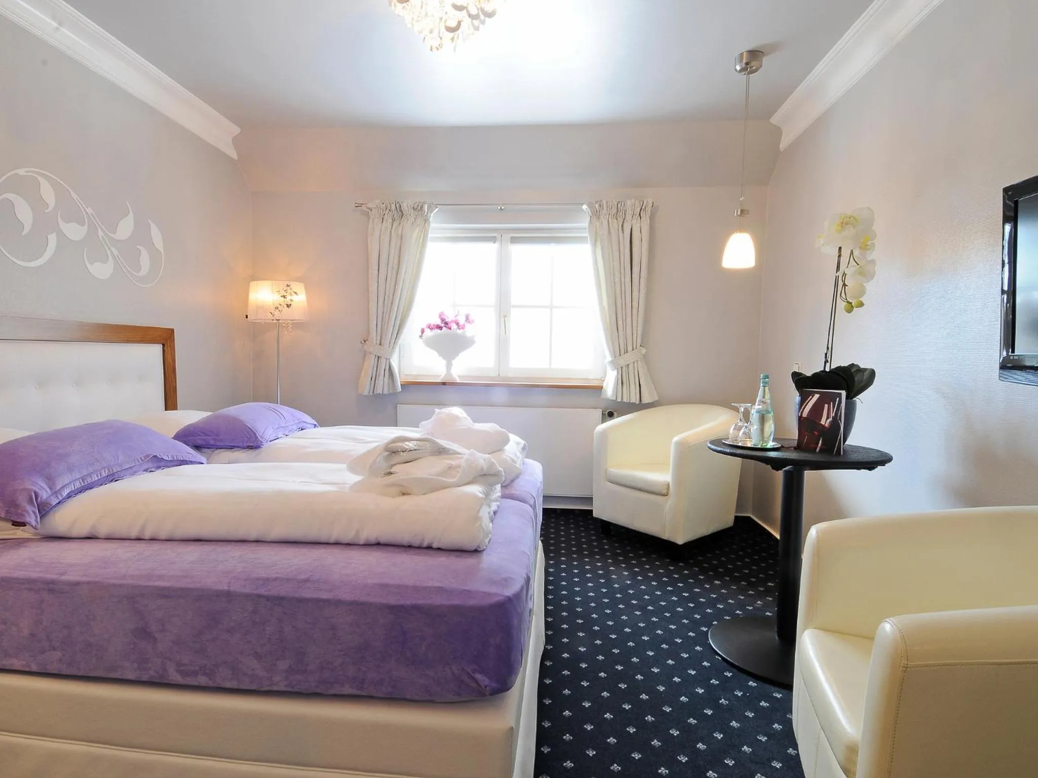 Bed in Amethyst Hotel Garni Lüneburg Inklusive Parkplatz