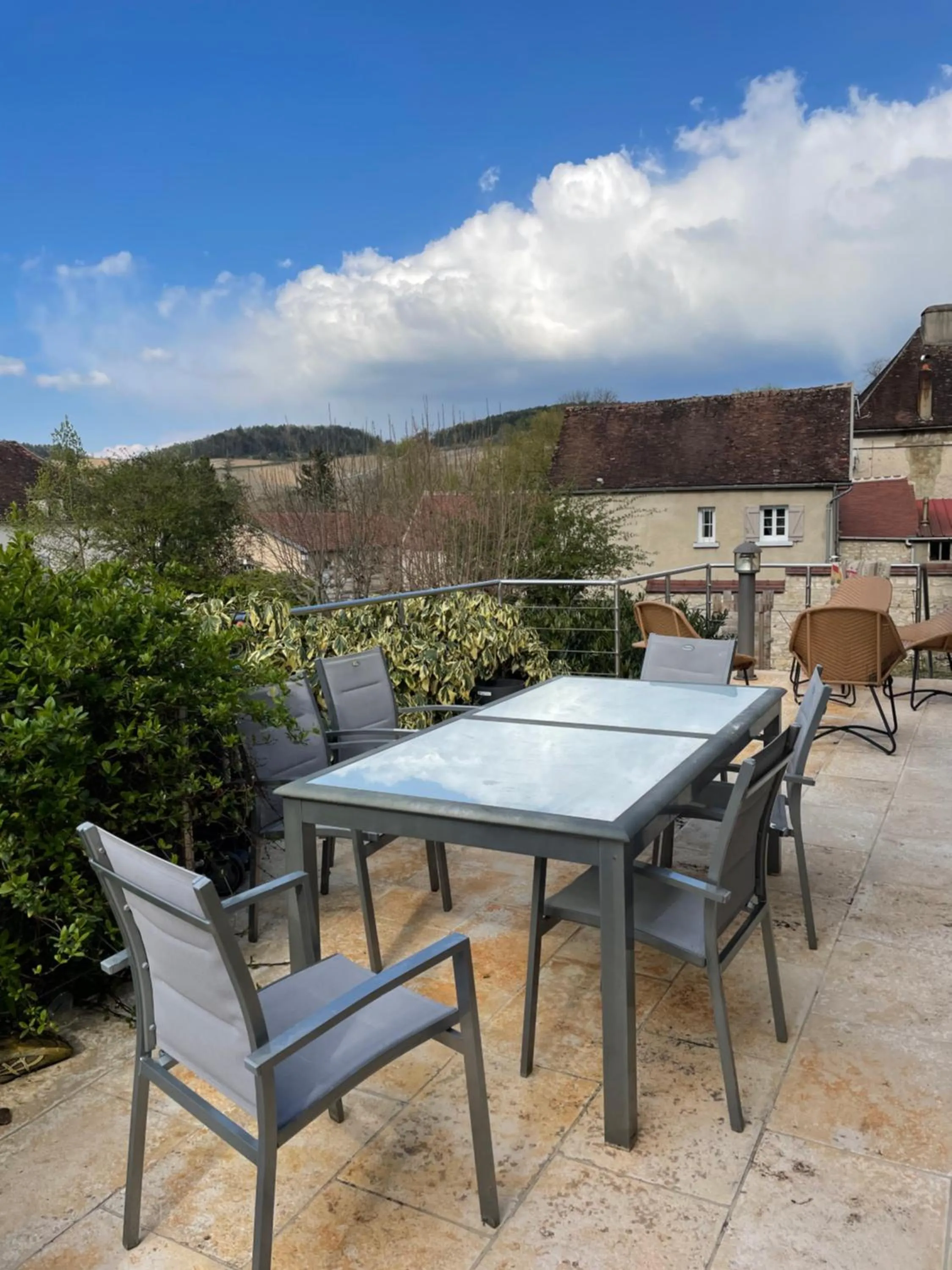 Logis Hostellerie des Clos et restaurant Bistrot des grands crus et Maison de la tour Chablis