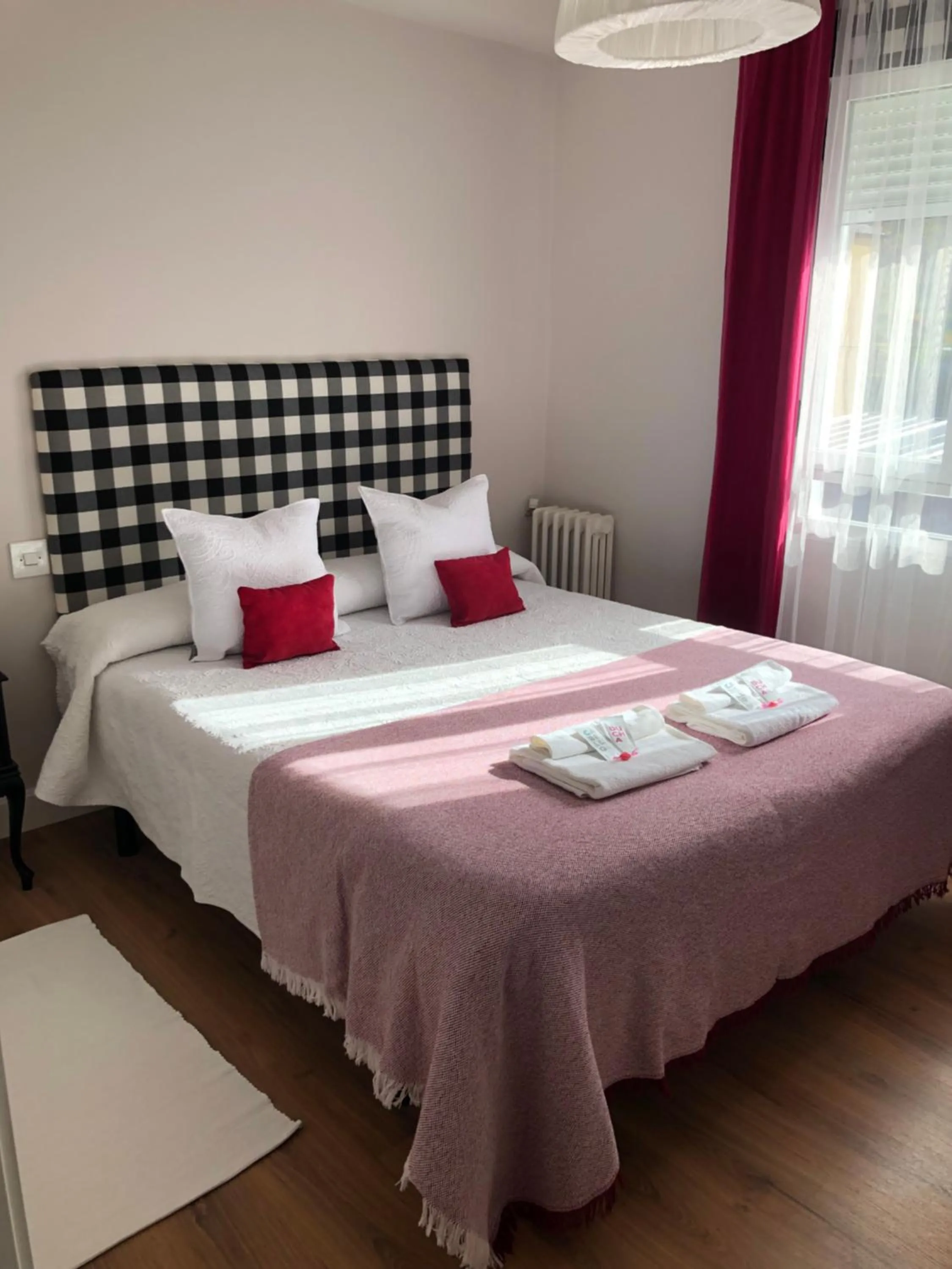 Queen Room with Shared Bathroom in Pensión Fernández