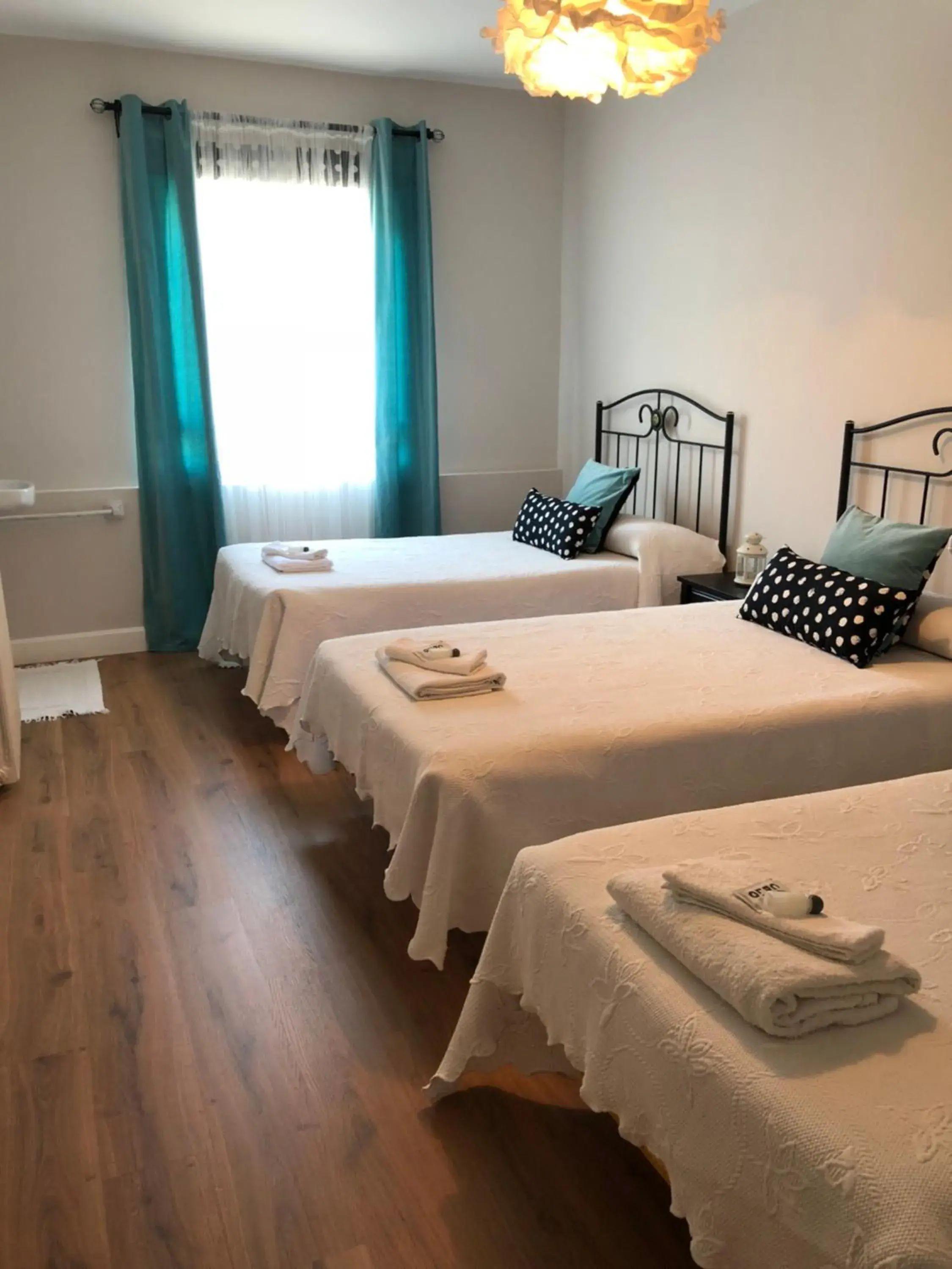 Triple Room with Shared Bathroom in Pensión Fernández Triple Room with Shared Bathroom in Pensión Fernández