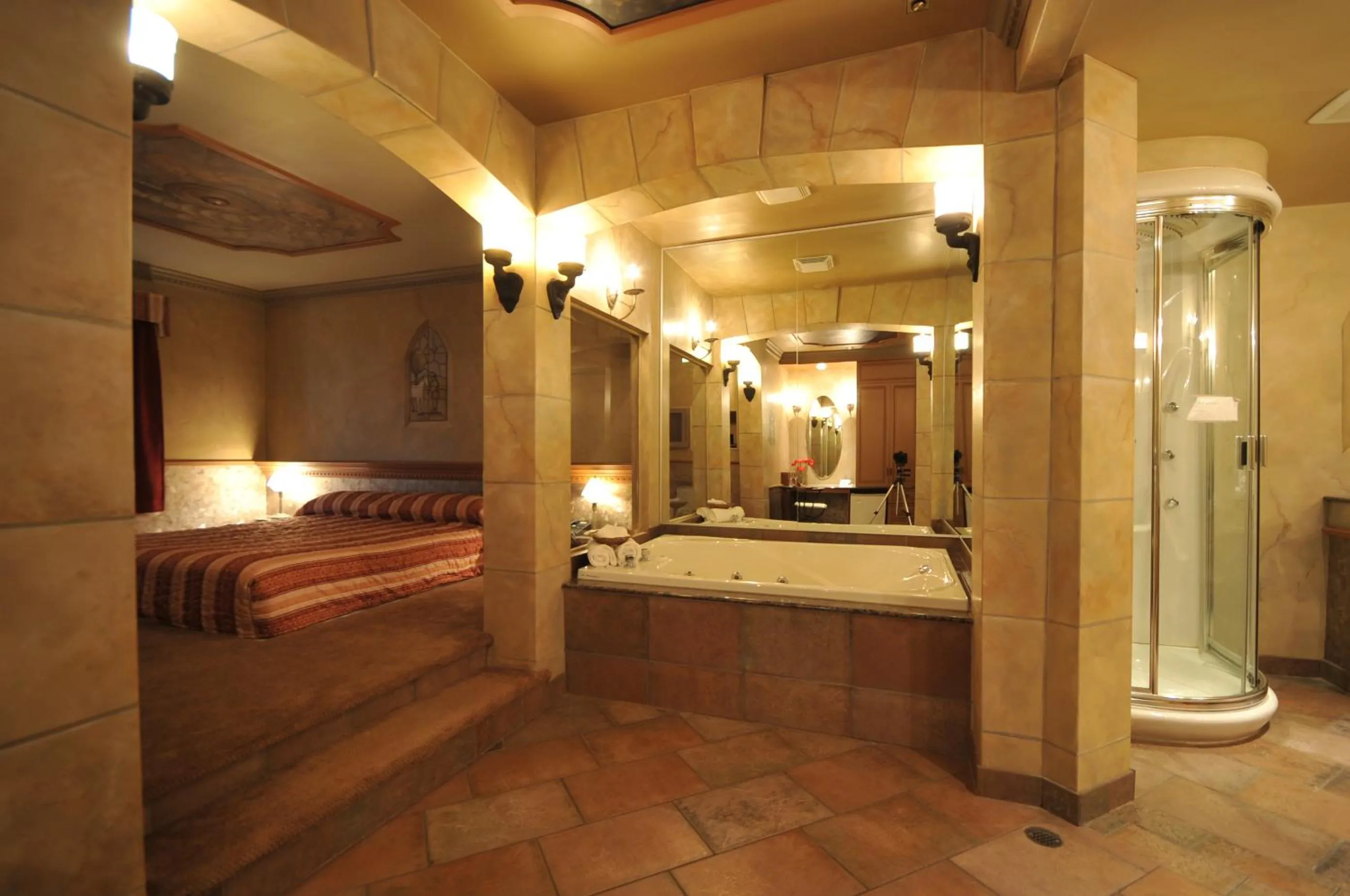 King Suite with Spa Bath in Motel Capri & Suites