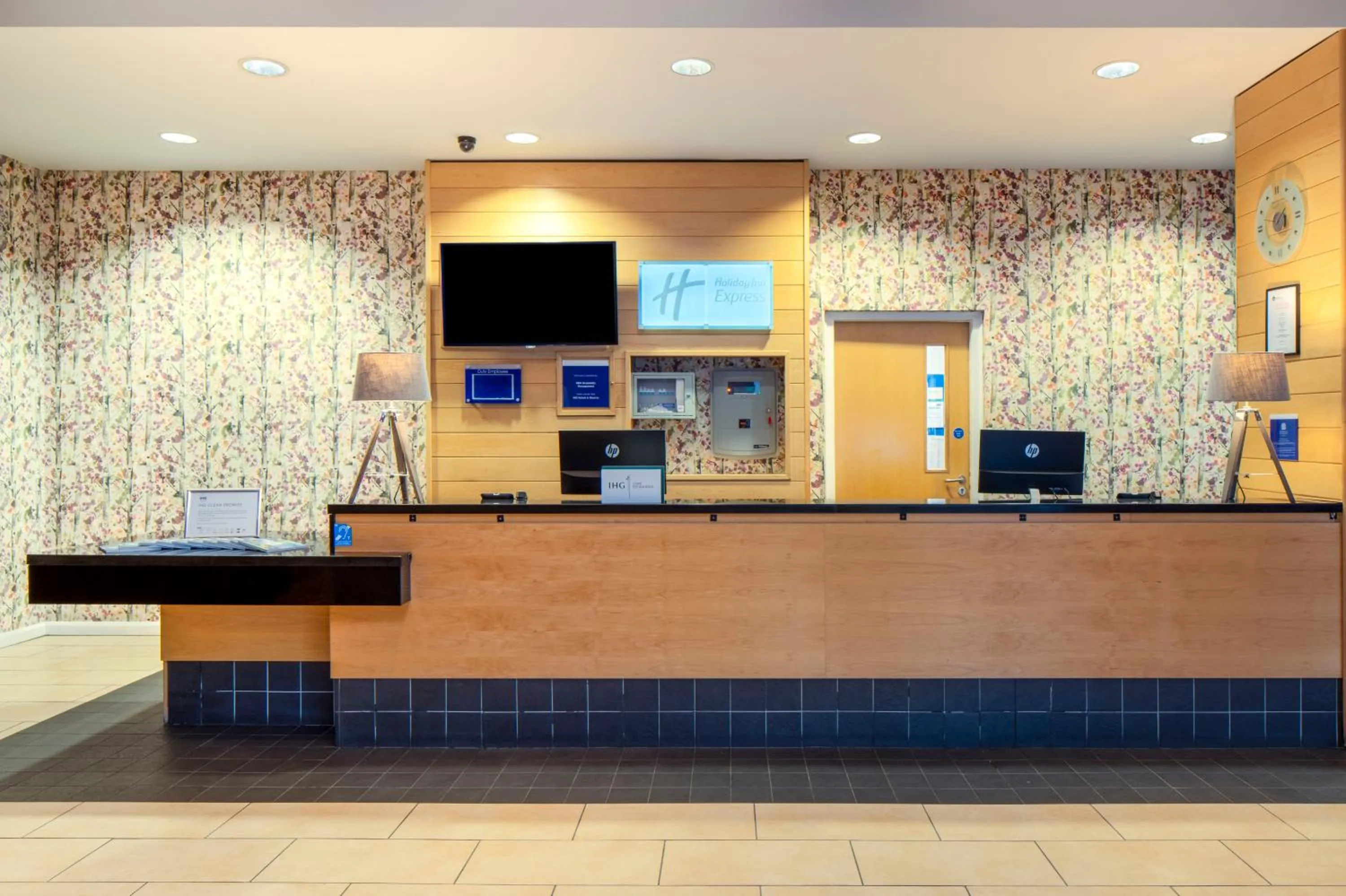 Lobby or reception in Holiday Inn Express Antrim by IHG