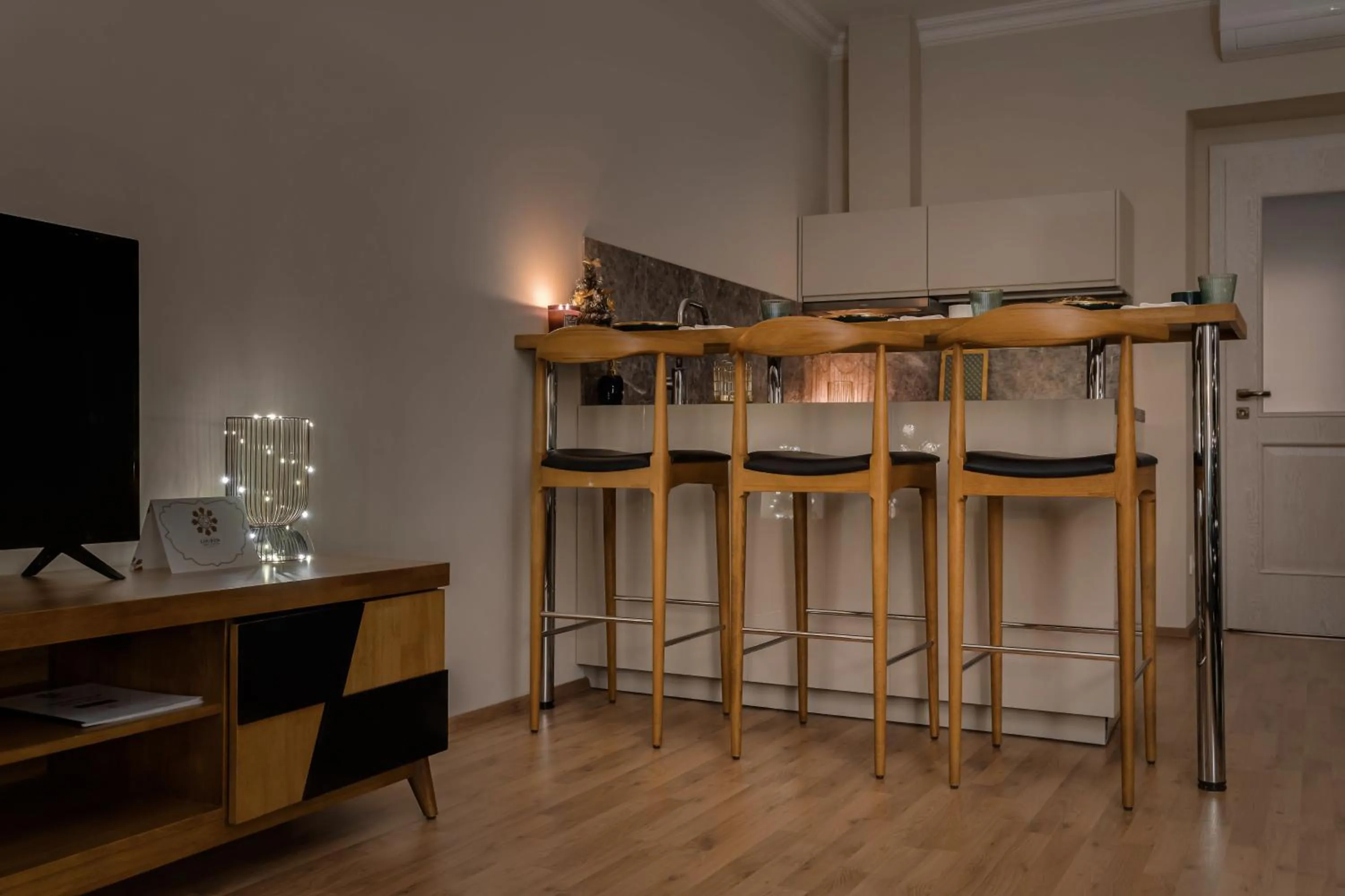 Kitchen or kitchenette in Louren Apartments