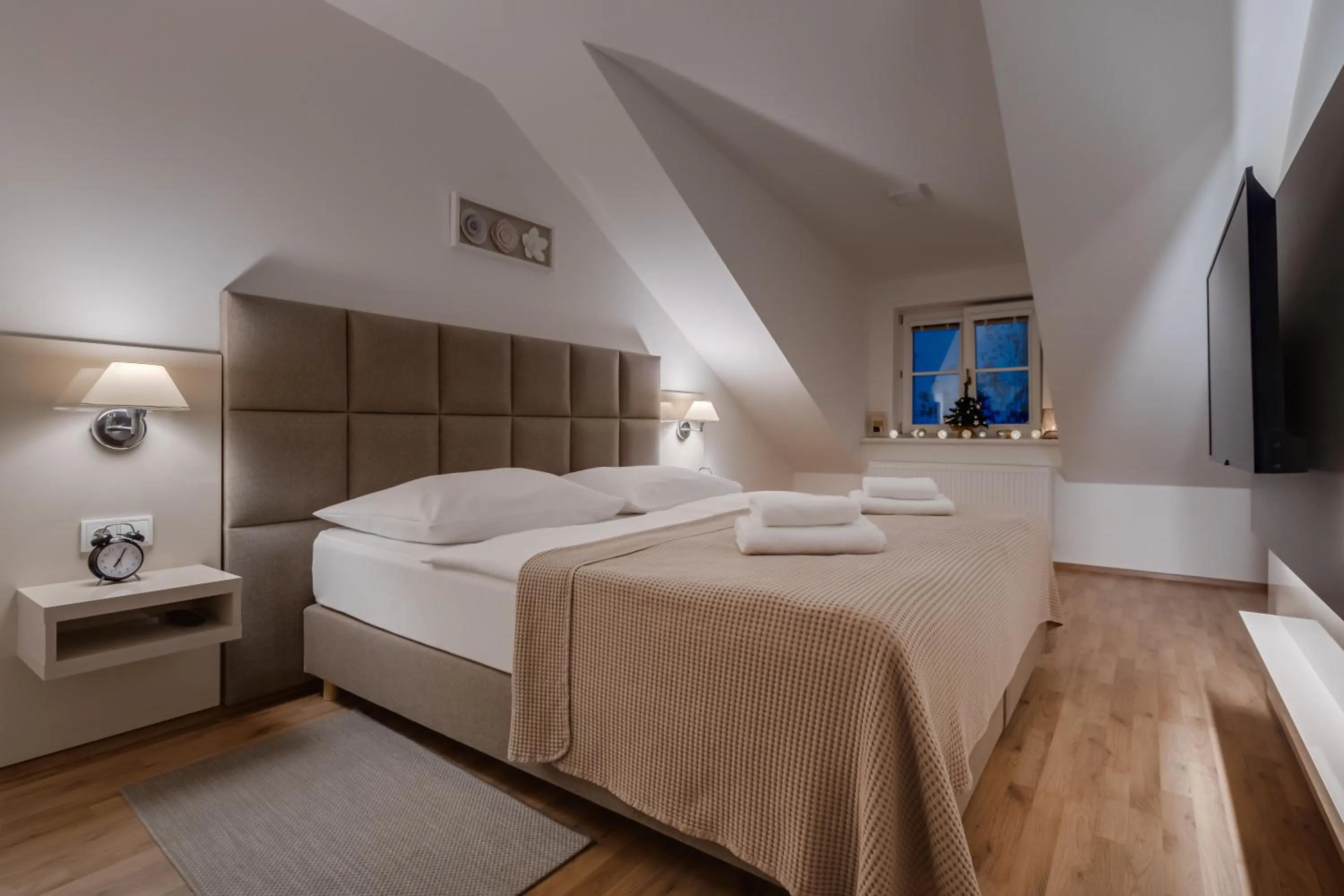 Bed in Louren Apartments