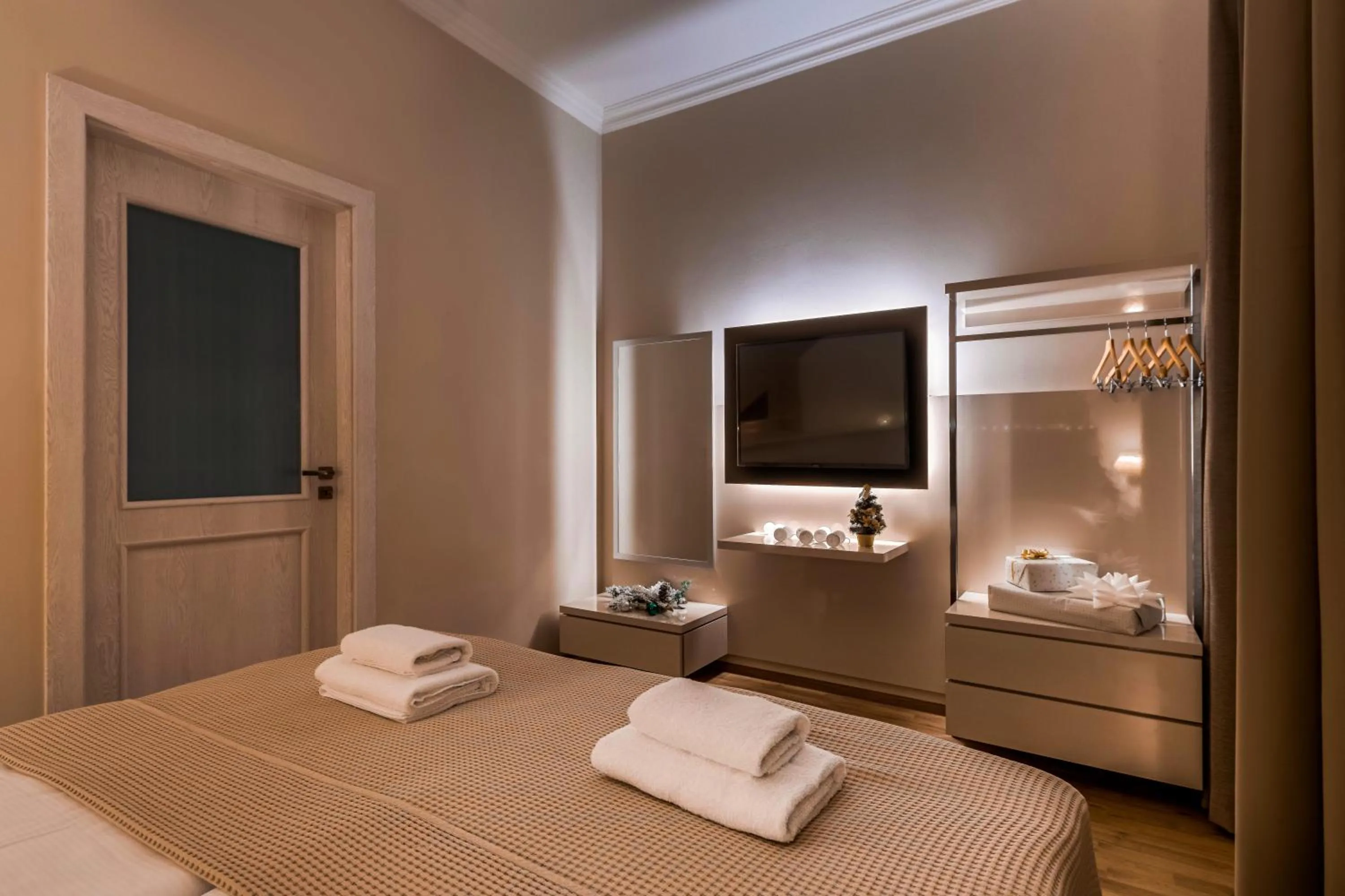 Bed in Louren Apartments