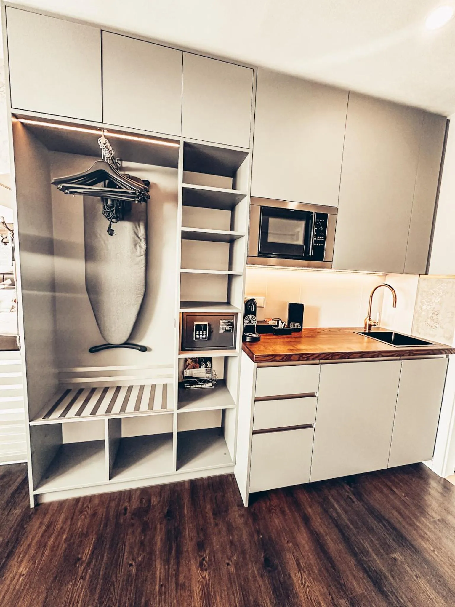 Kitchen or kitchenette in Alfons Boutique Hotel