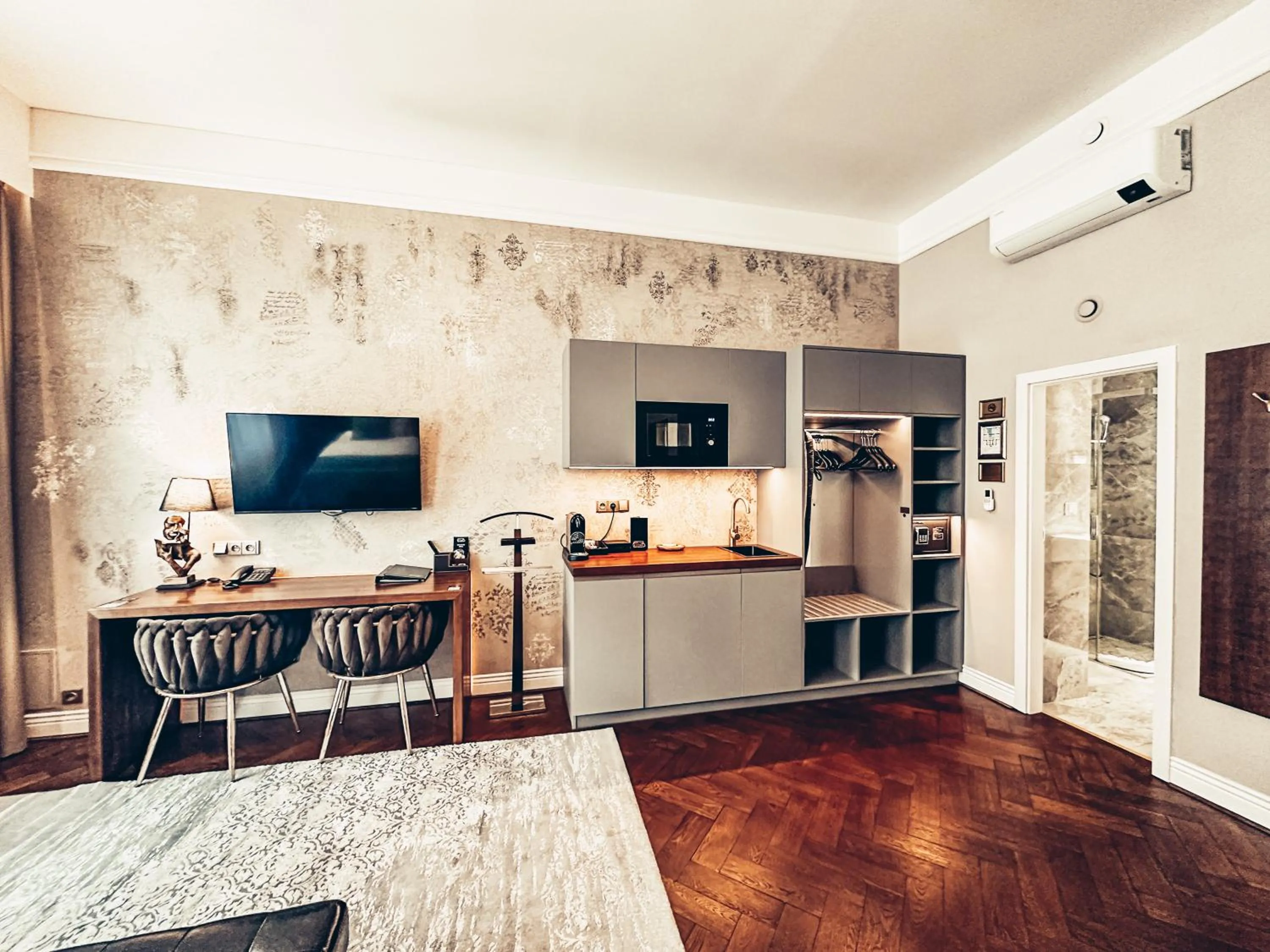 TV and multimedia in Alfons Boutique Hotel