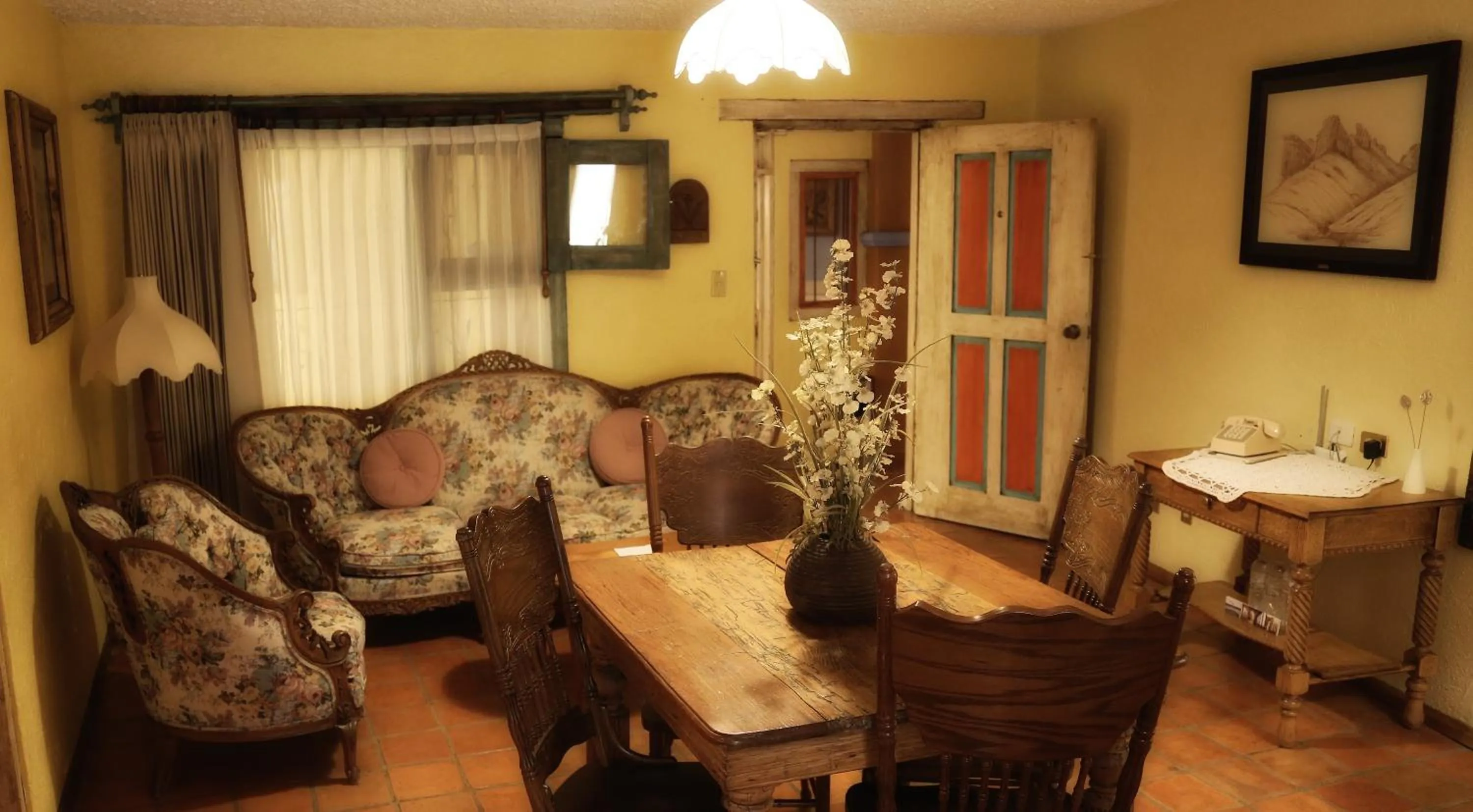 Living room in El Meson de los Poetas