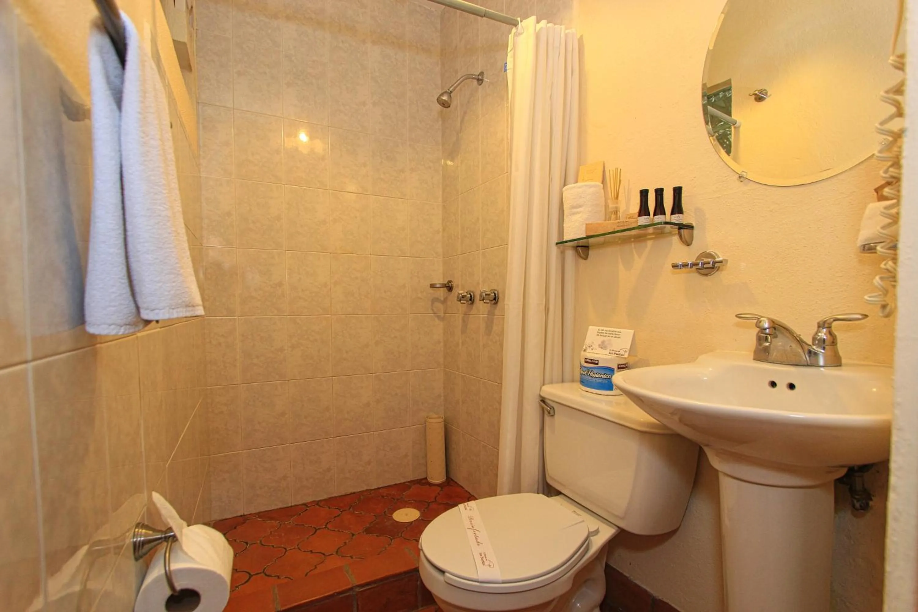 Bathroom in El Meson de los Poetas