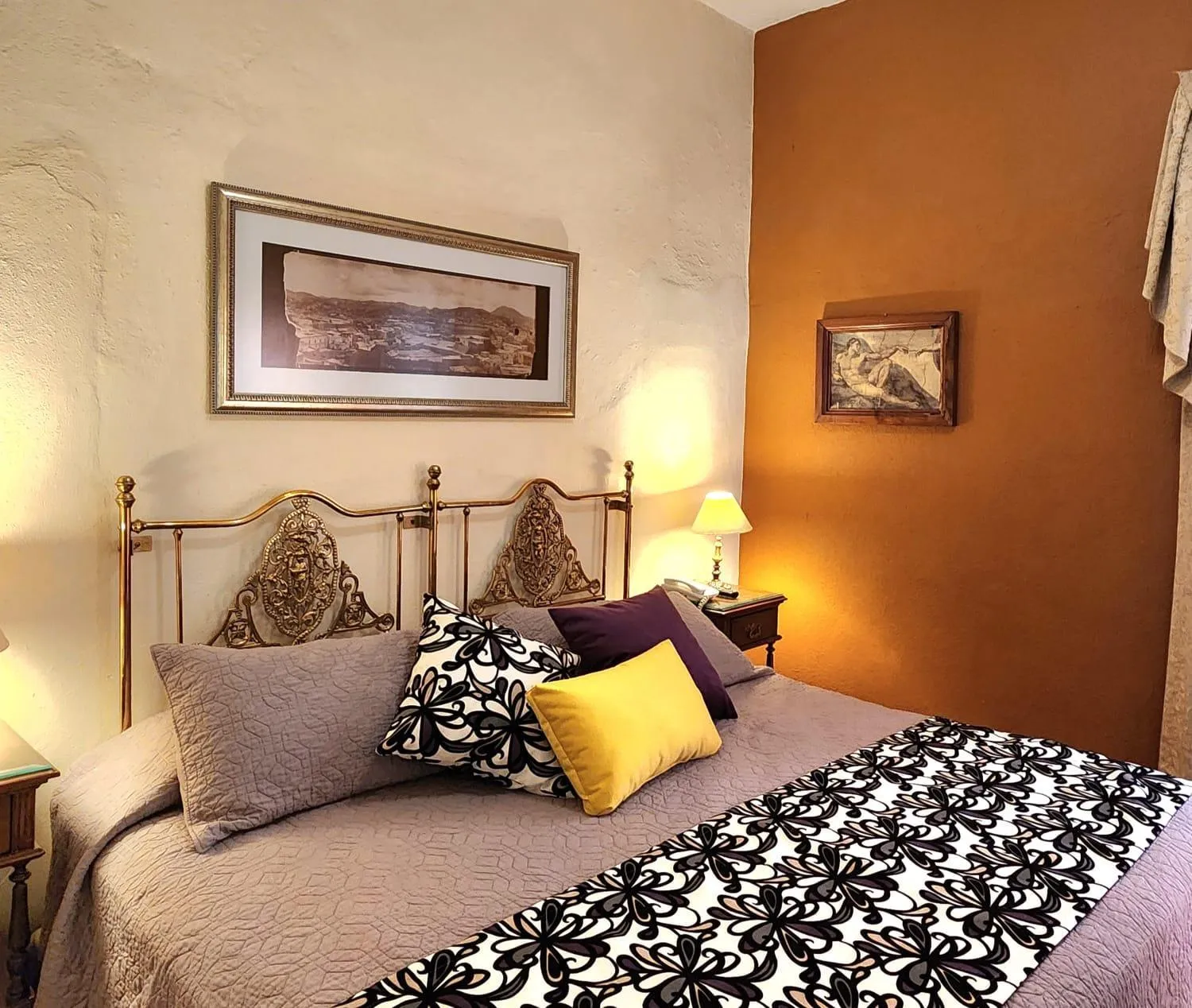 Bed in El Meson de los Poetas