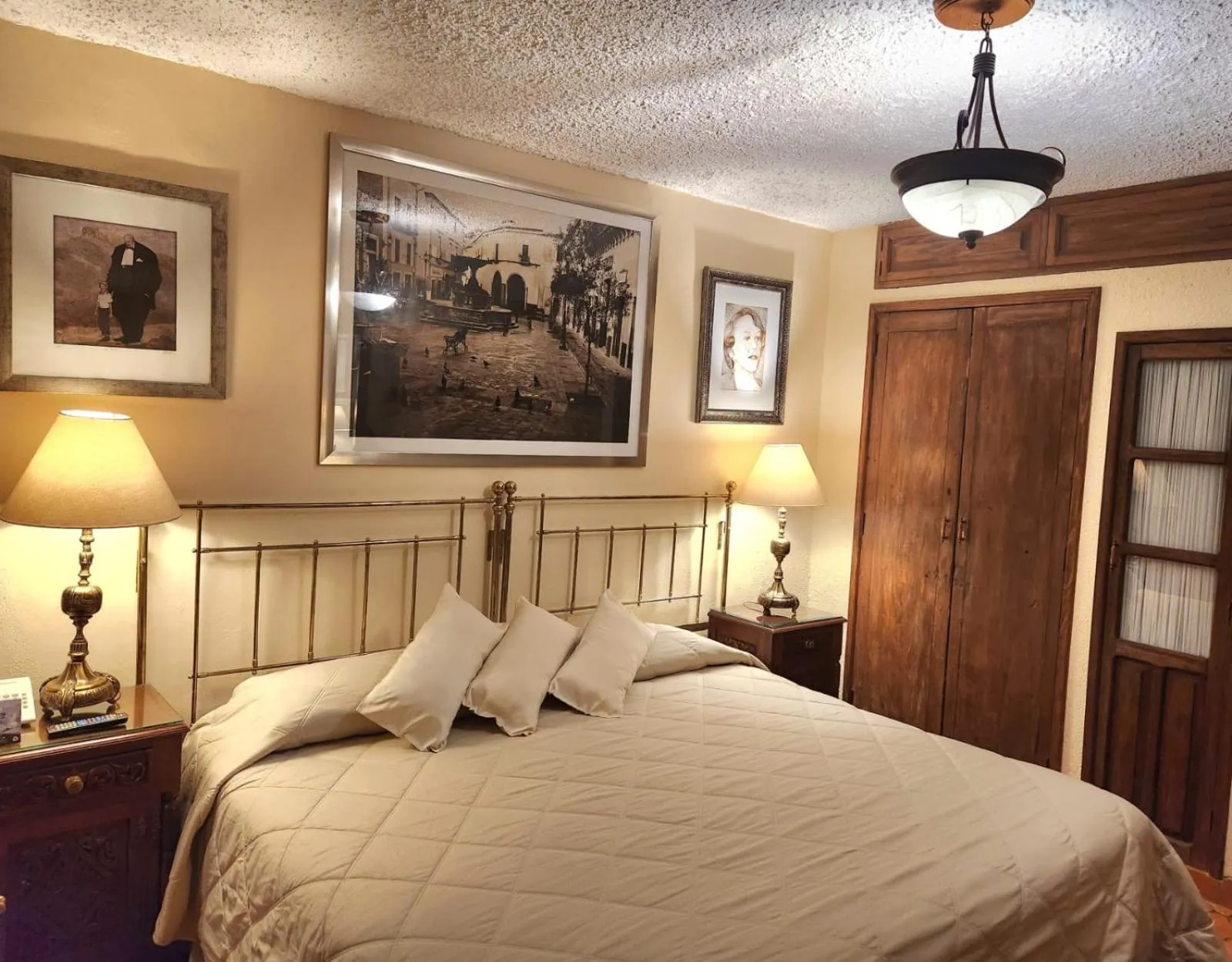 Bed in El Meson de los Poetas