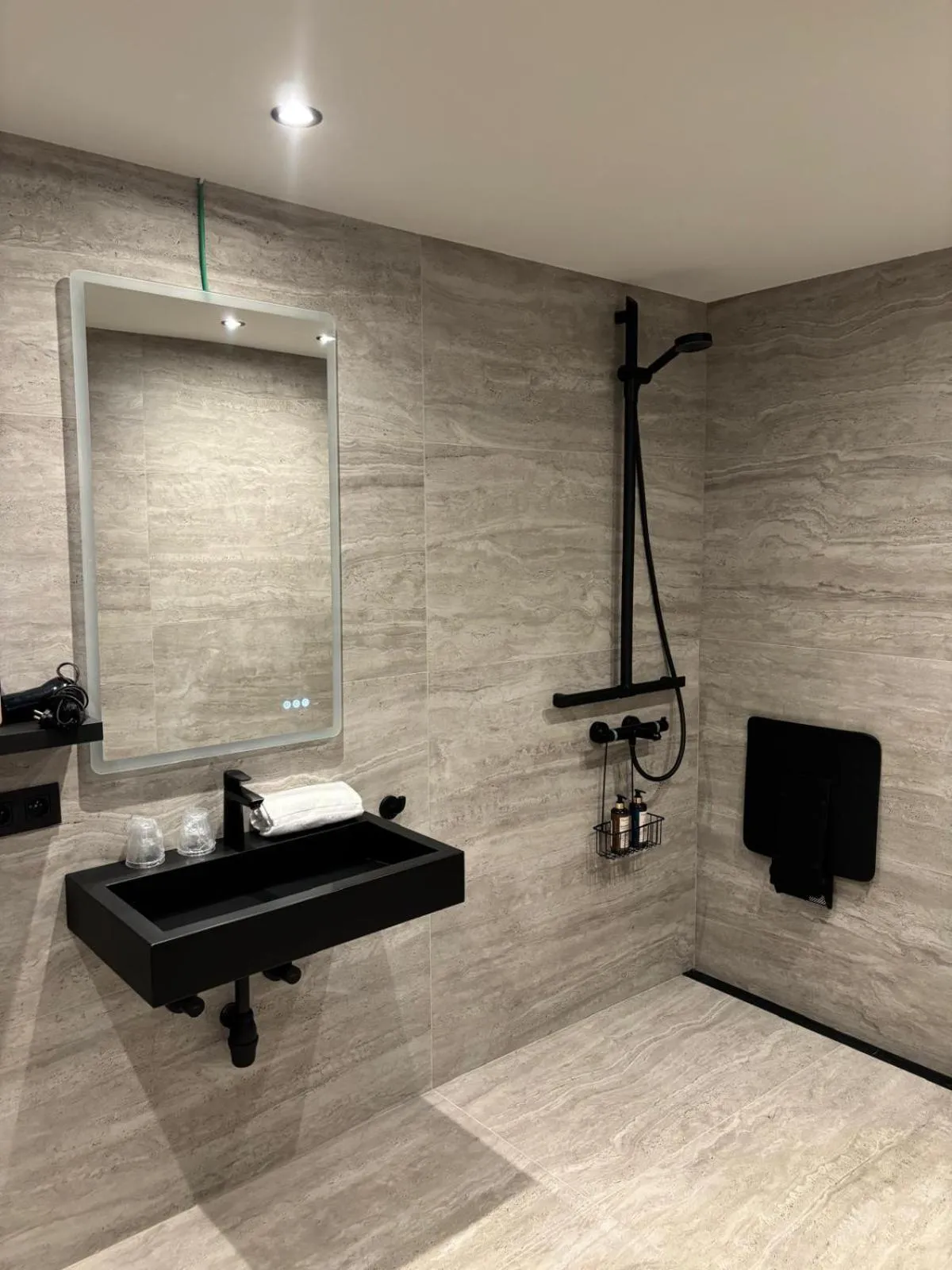 Shower in Hotel Cortina