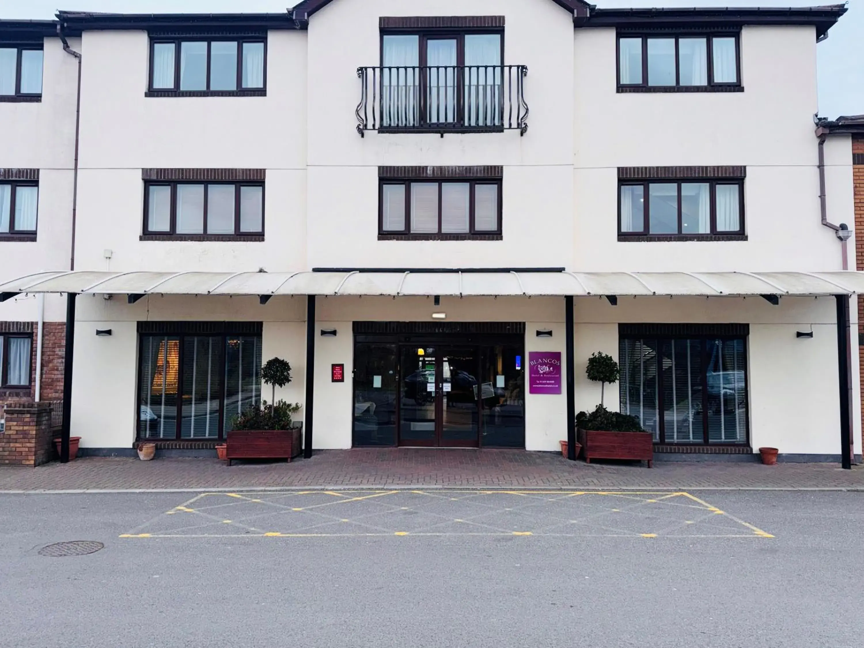 Facade/entrance in Blanco's Hotel Facade/entrance in Blanco's Hotel