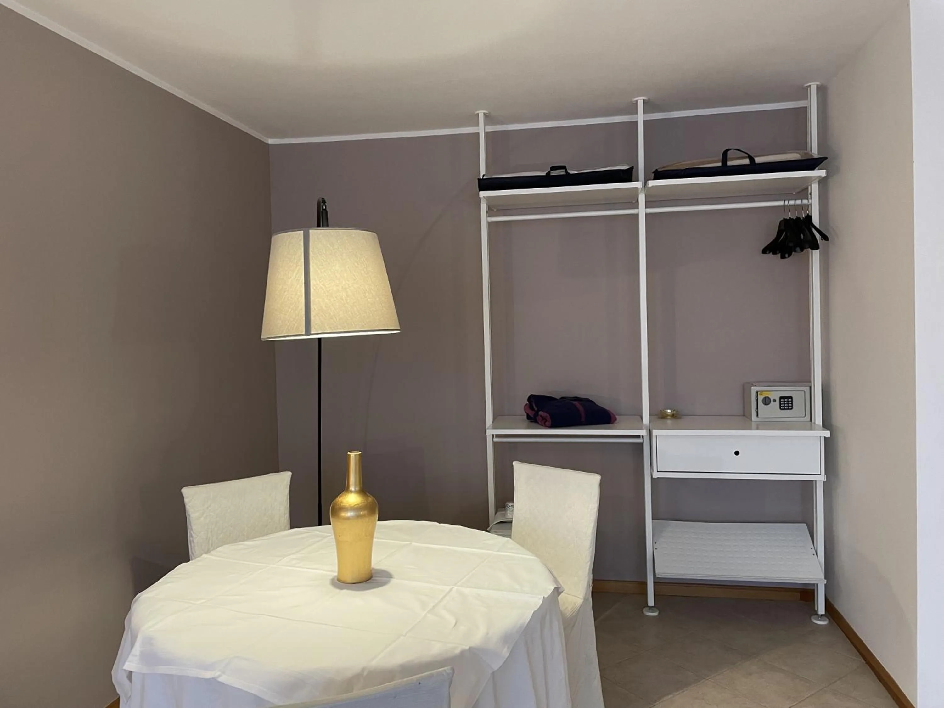 wardrobe, Bed in Hotel Petrarca