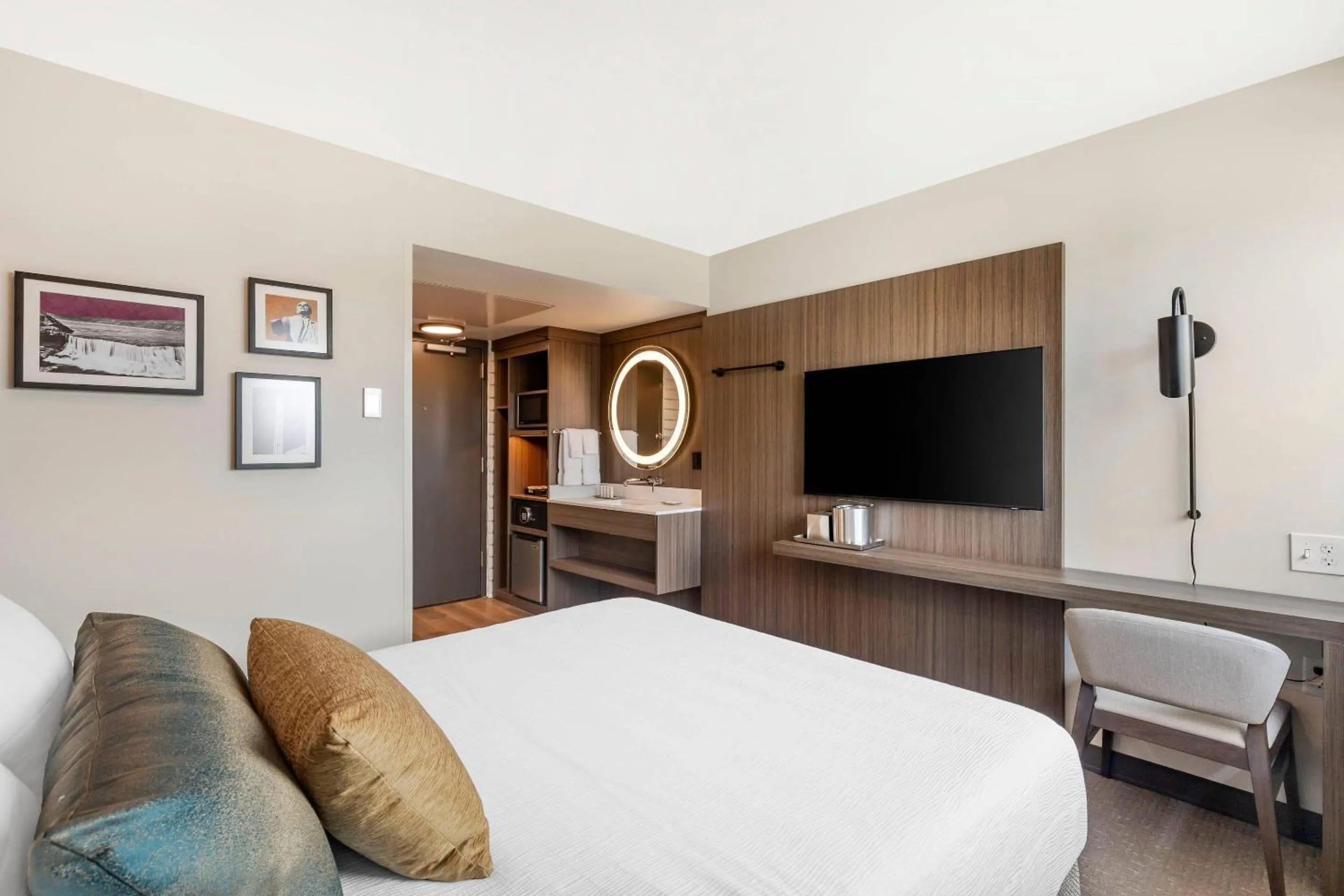 Bedroom, Bed in The Gibson Hotel Great Falls, an Ascend Collection Hotel