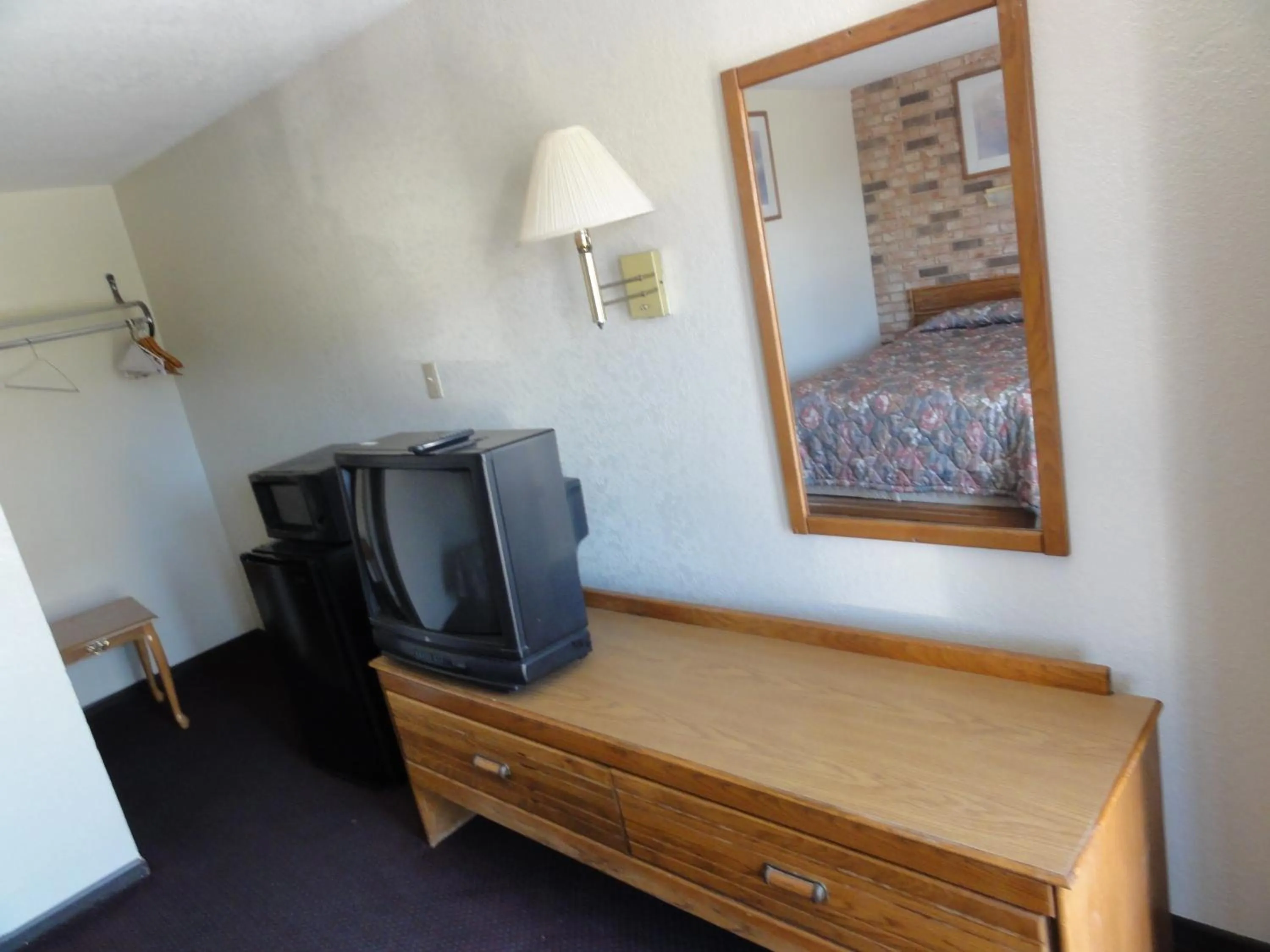 TV/Entertainment Center in Budget Inn Selma