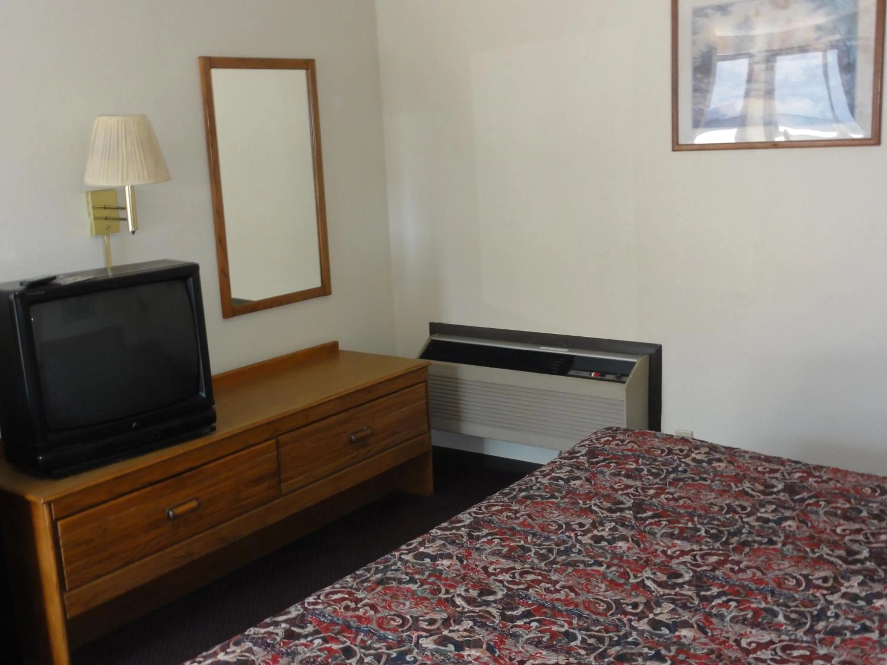 TV/Entertainment Center in Budget Inn Selma