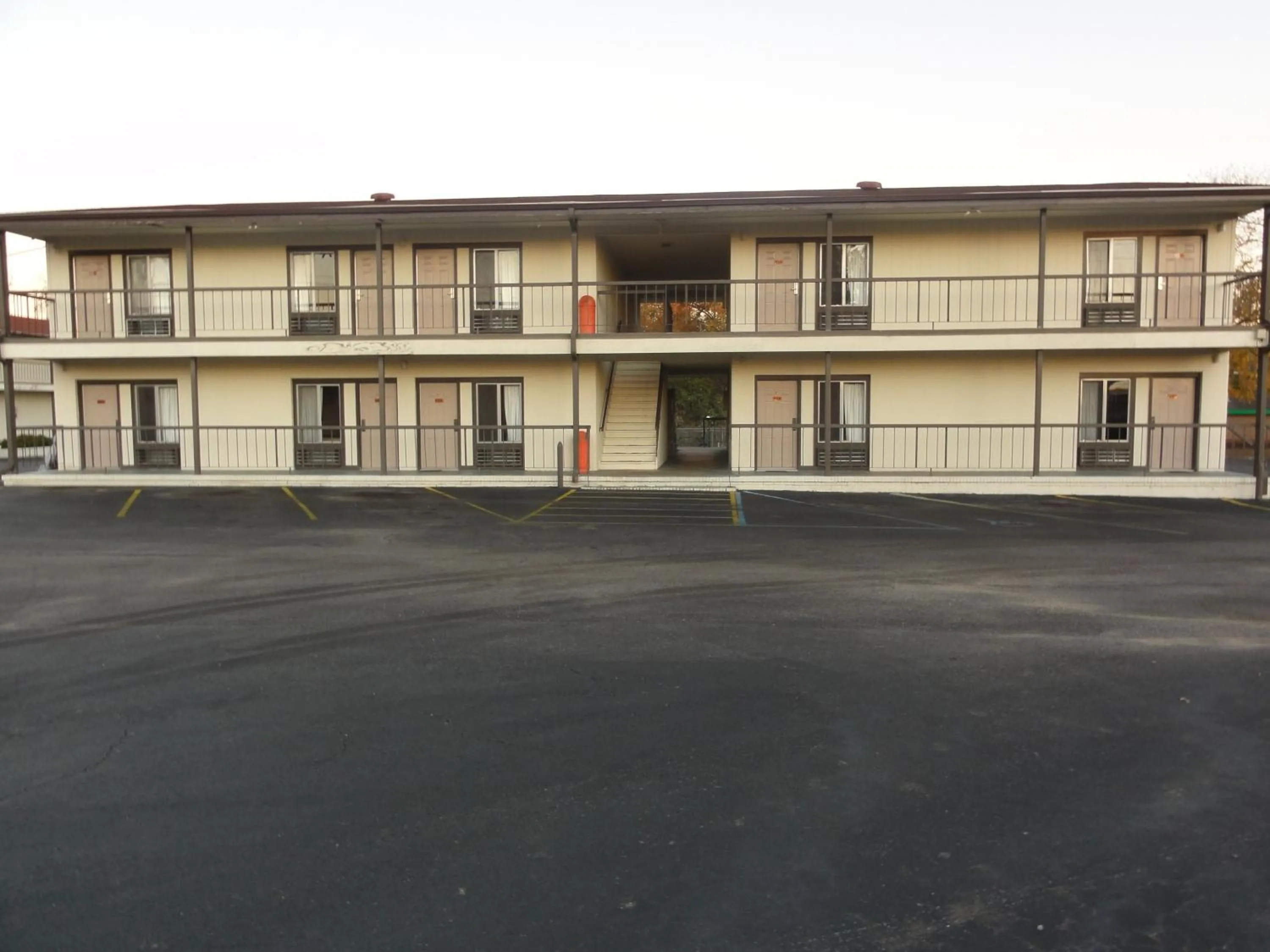 Property Building in Budget Inn Selma