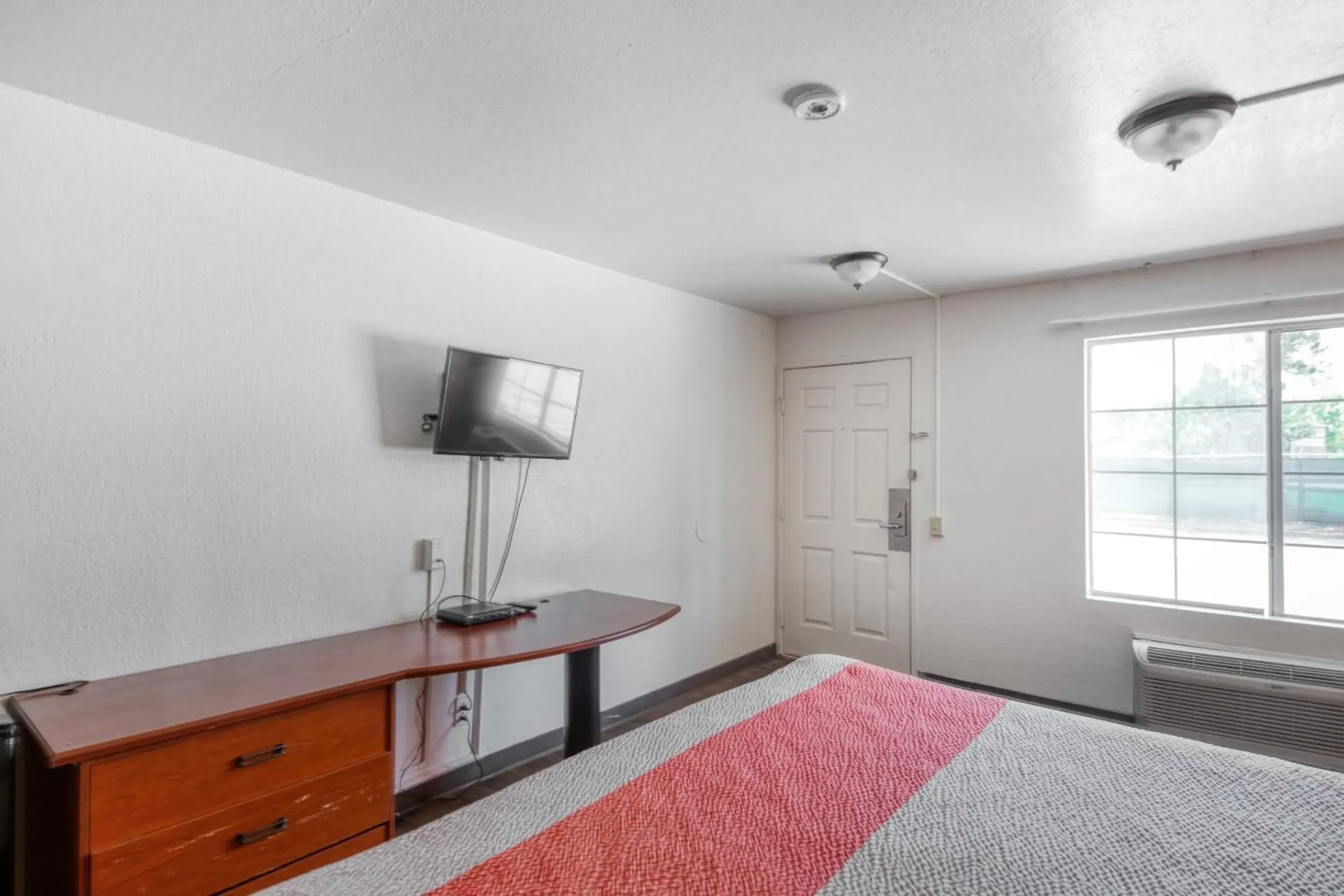 Bedroom, Bed in OYO Hotel Baton Rouge East I-12 Louisiana Bedroom, Bed in OYO Hotel Baton Rouge East I-12 Louisiana